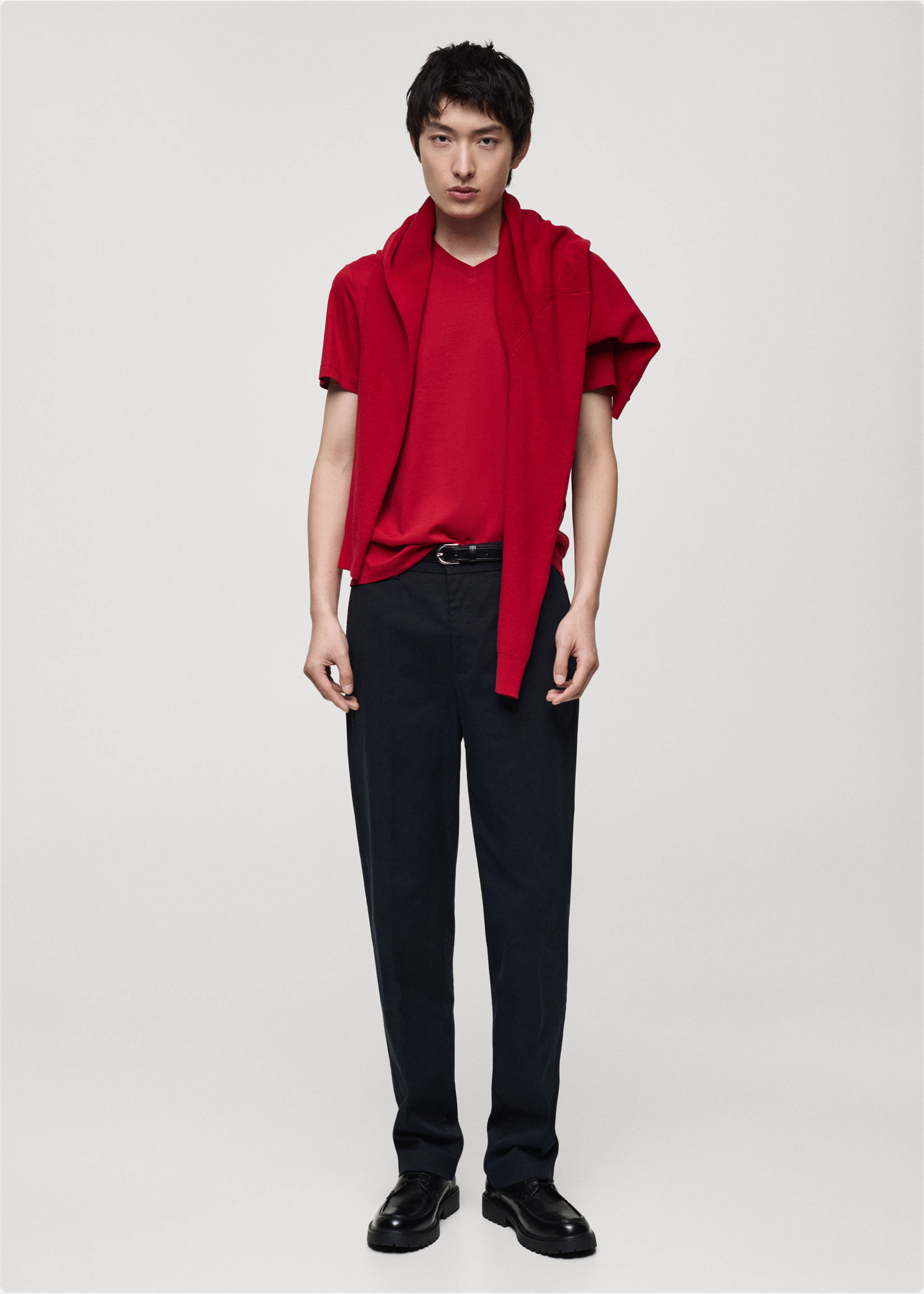 Tričko slim fit s výstřihem do V 100% bavlna - Celkový náhled, Červená. Ref: 87020251-00.