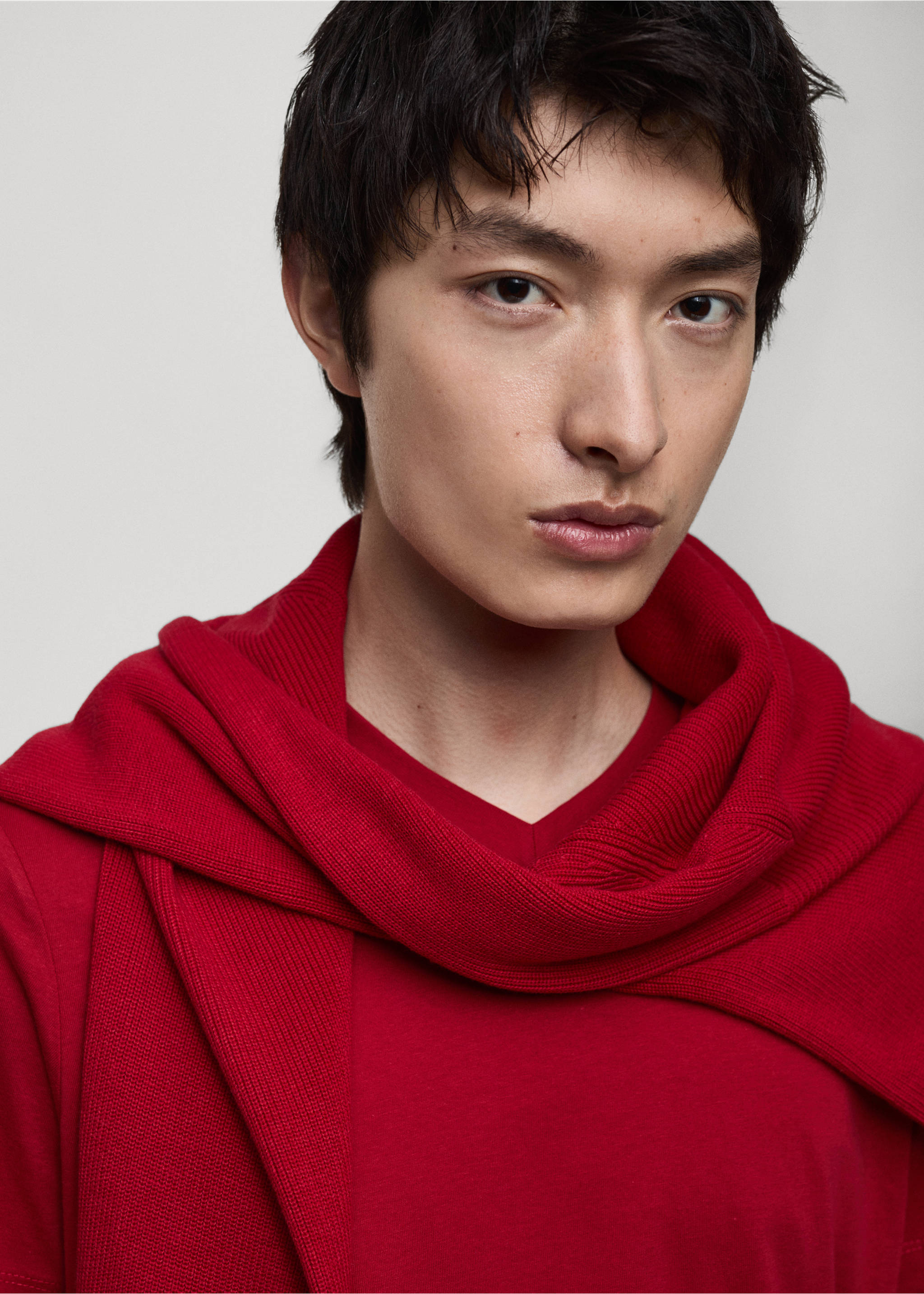 Tričko slim fit s výstřihem do V 100% bavlna - Detail zboží 1, Červená. Ref: 87020251-00.