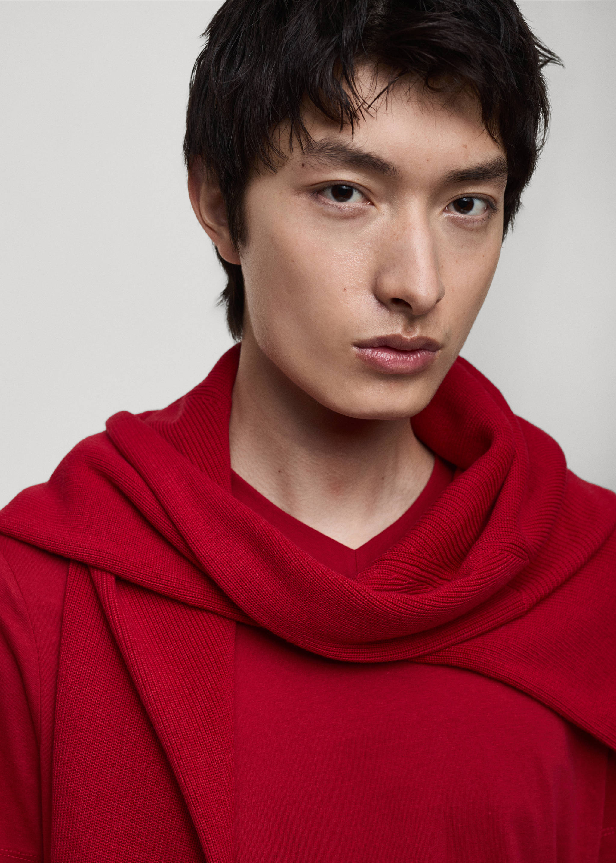 Tričko slim fit s výstřihem do V 100% bavlna - Detail zboží 1