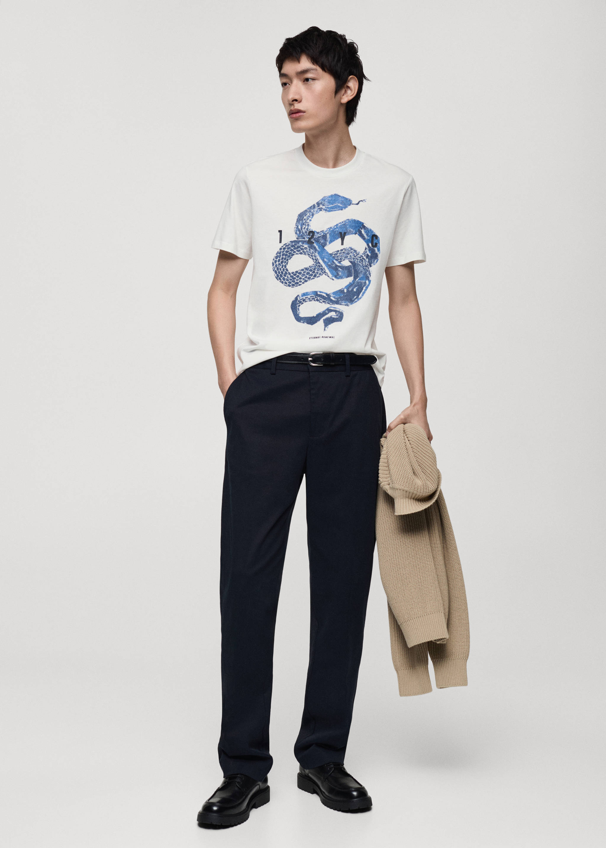 T-Shirt aus 100 % Baumwolle mit grafischem Muster vorne - Allgemeine Ansicht