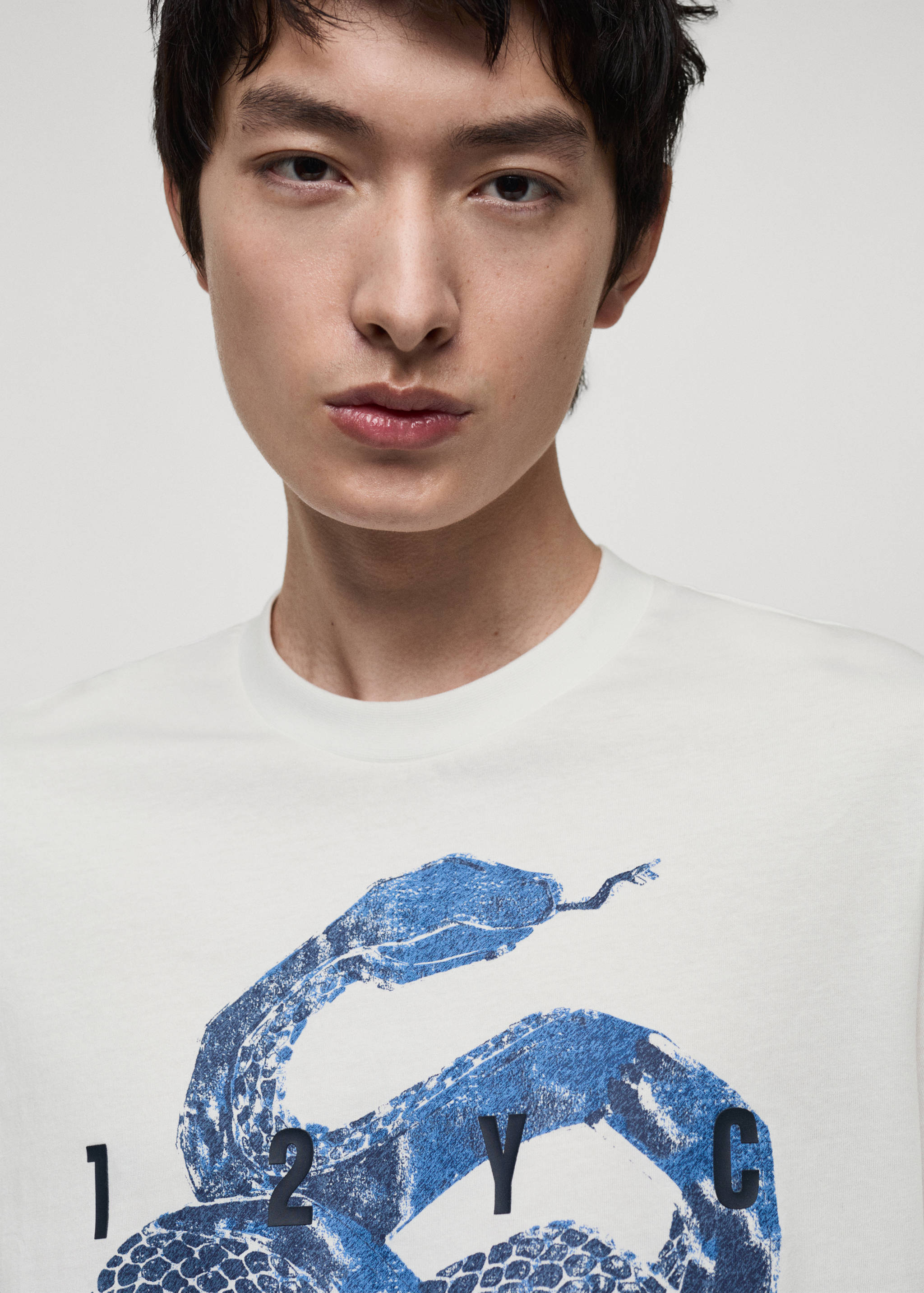 T-Shirt aus 100 % Baumwolle mit grafischem Muster vorne - Rückseite des Artikels