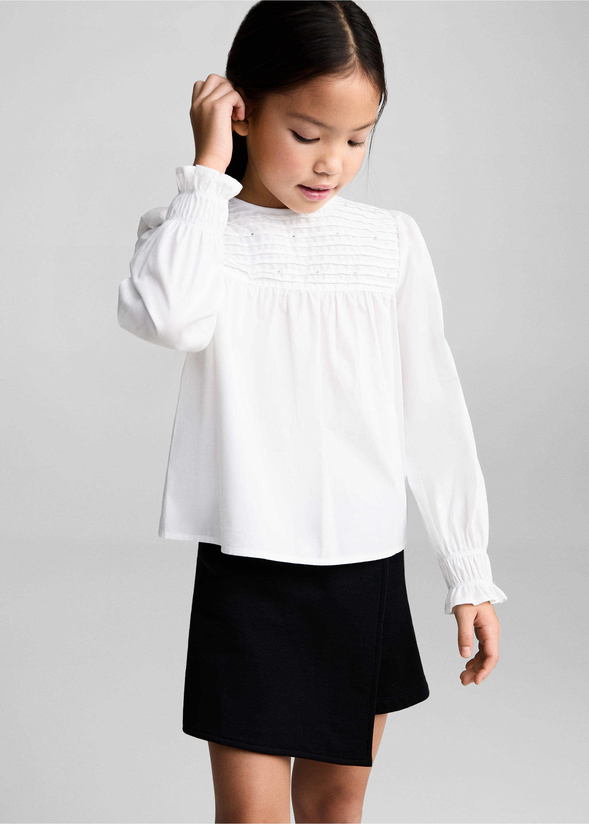 Plisszírozott blúz strasszkövekkel - Felezősík, Fehér. Ref: 87020257-00.