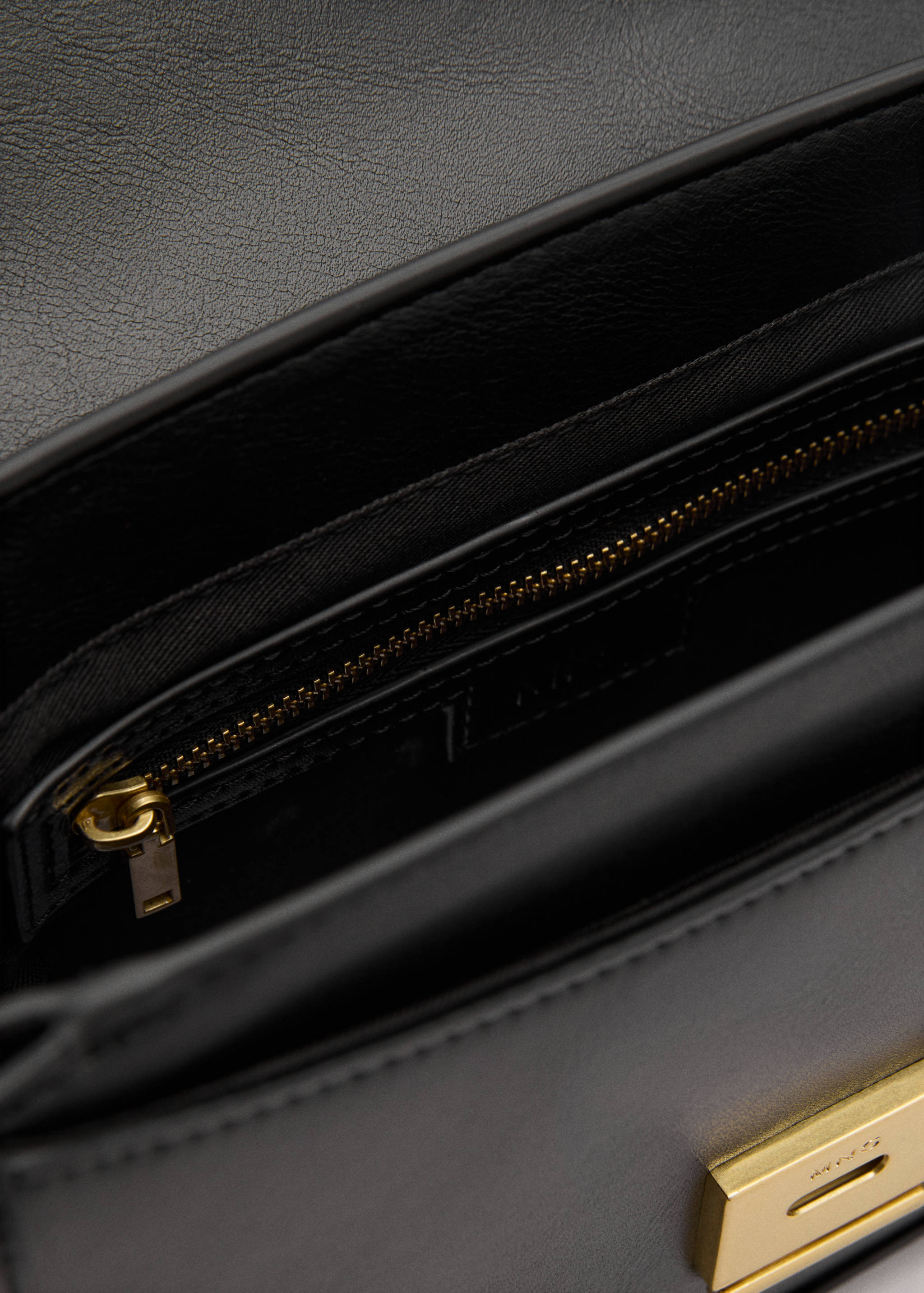 Crossbody bag with metal closure - Details of the article 2