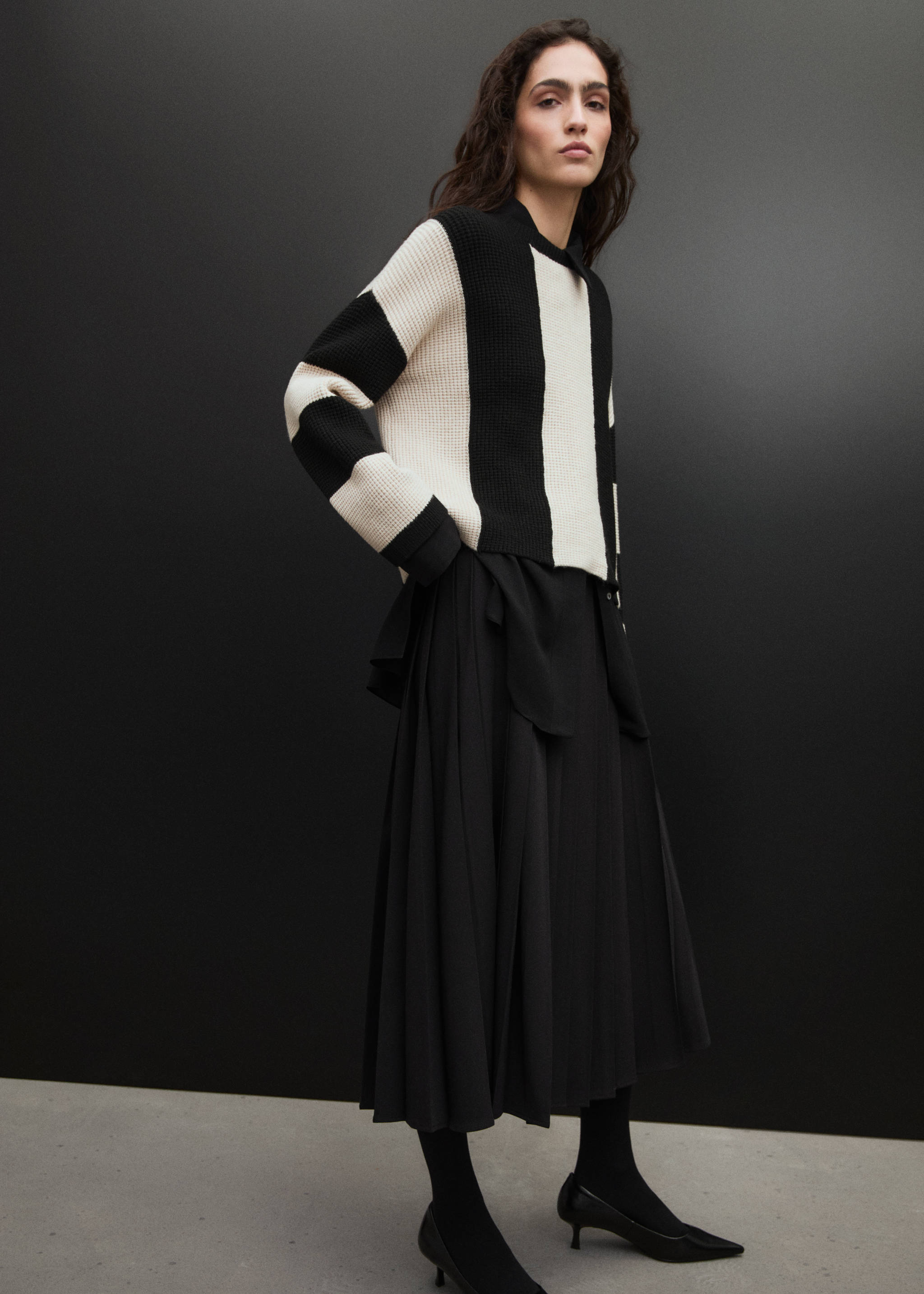 Pull-over en maille à rayures - Détail de l'article 6, Noir. Ref: 87020435-00.