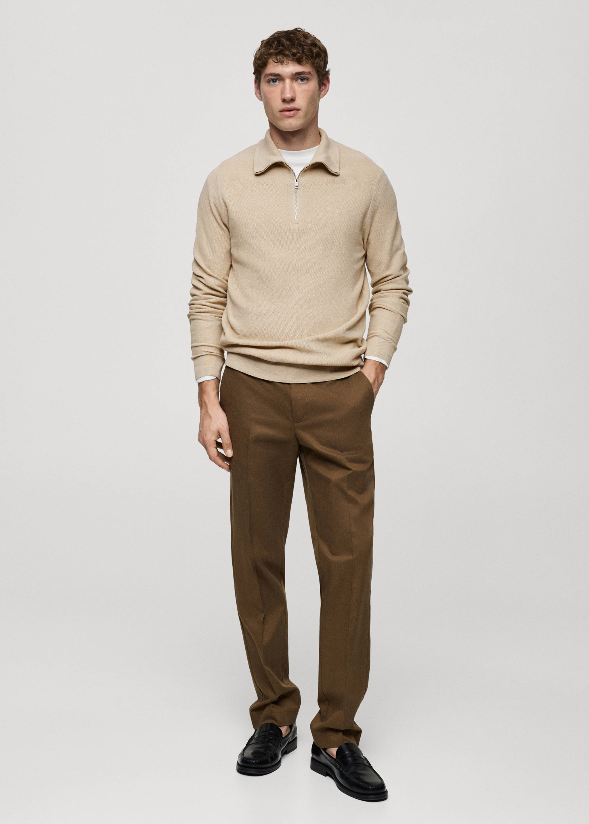 Sweter z drobną teksturą i zapięciem na zamek pod szyją - Plan ogólny