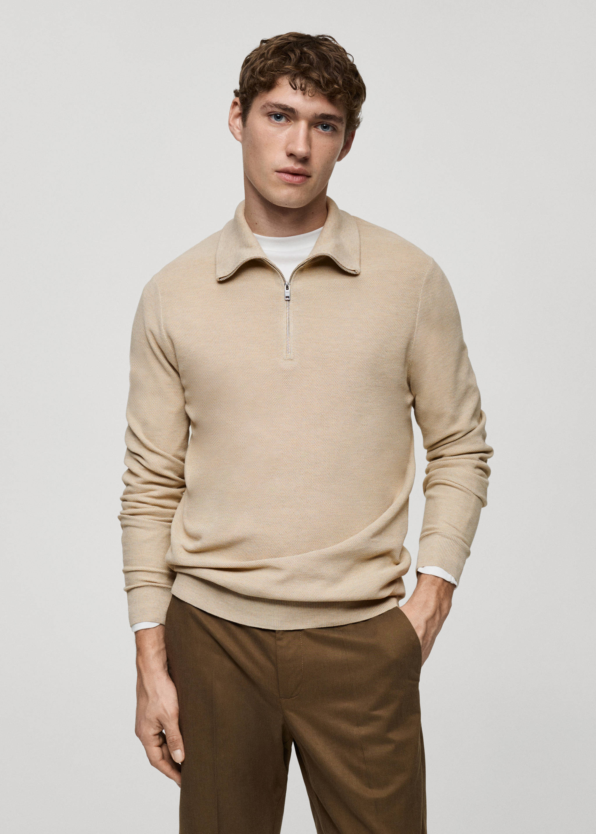 Sweter z drobną teksturą i zapięciem na zamek pod szyją - Plan średni