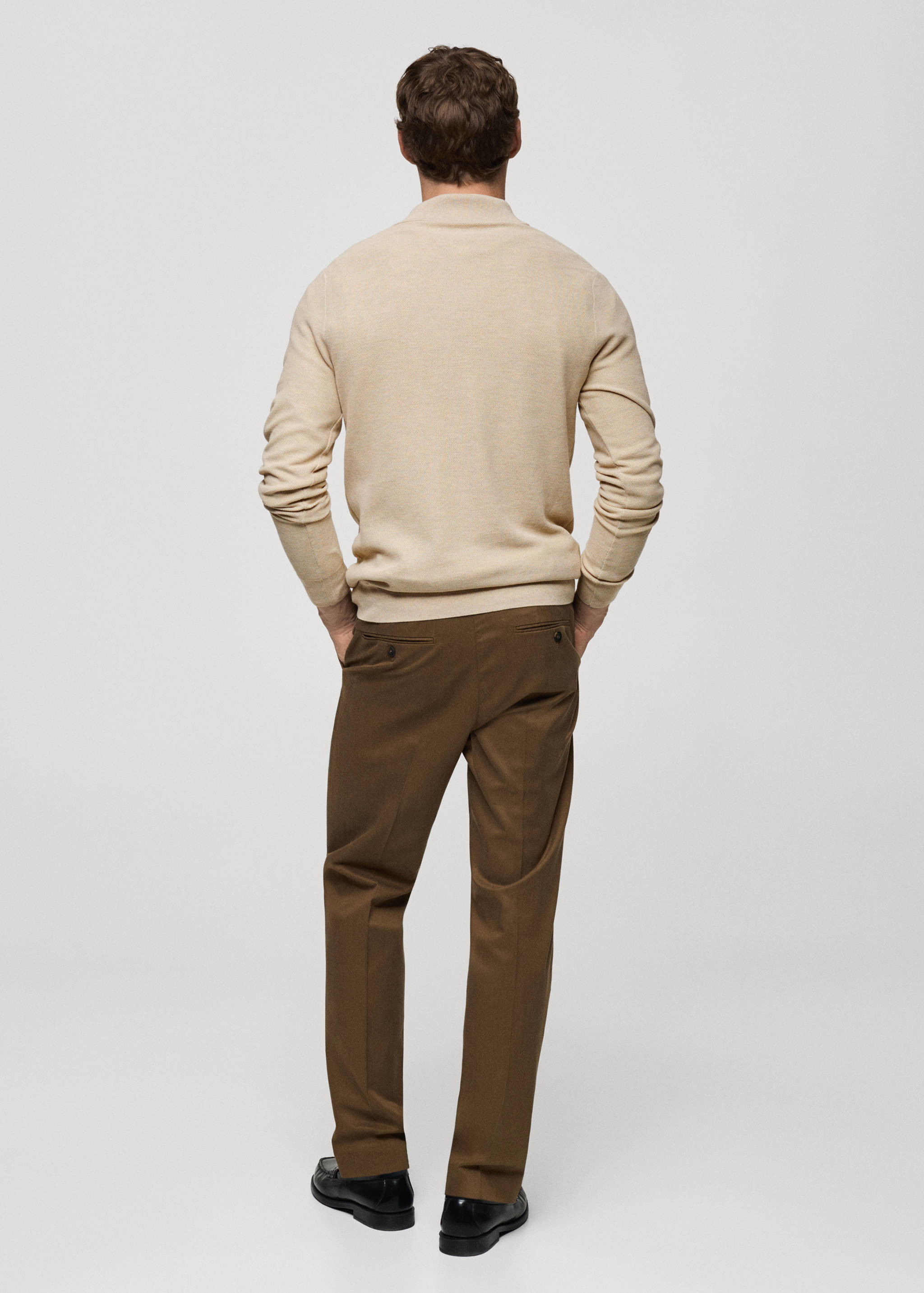 Sweter z drobną teksturą i zapięciem na zamek pod szyją - Tylna strona artykułu