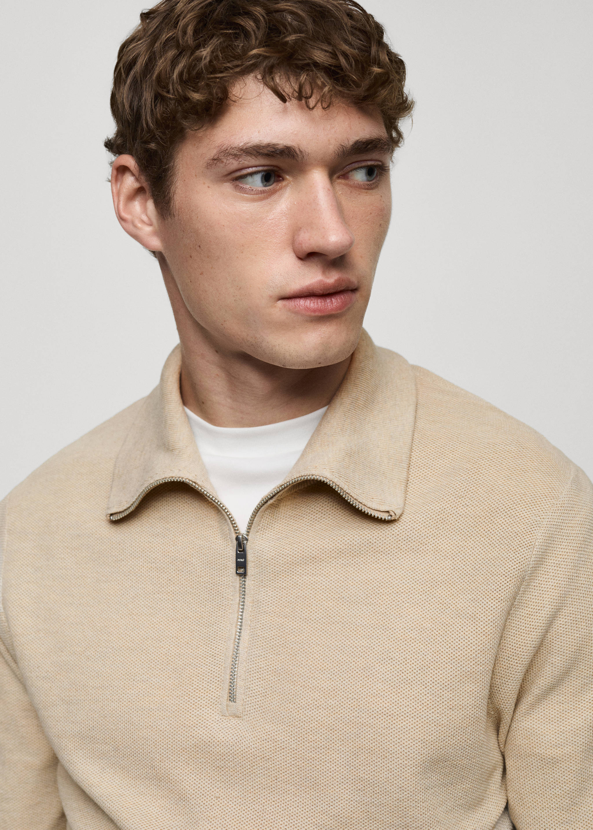 Sweter z drobną teksturą i zapięciem na zamek pod szyją - Szczegóły artykułu 1