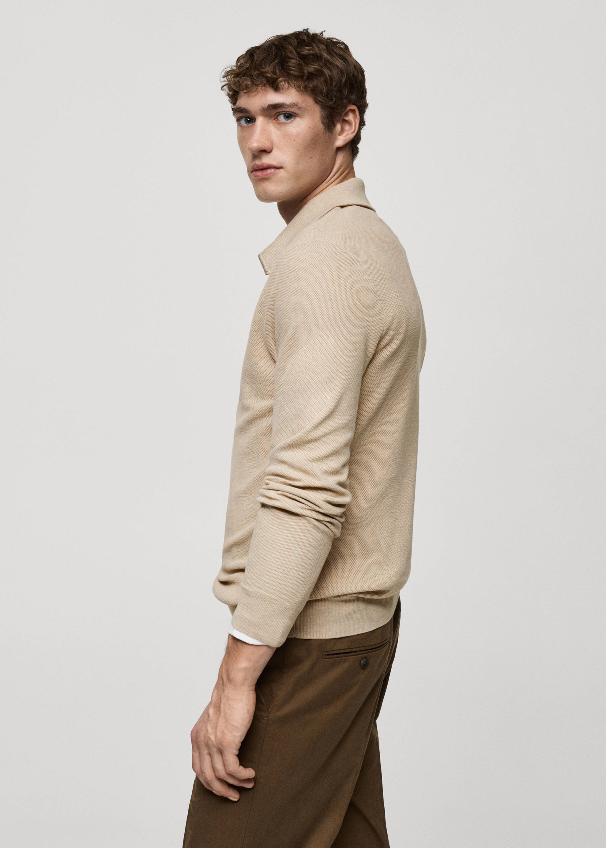 Sweter z drobną teksturą i zapięciem na zamek pod szyją - Szczegóły artykułu 2