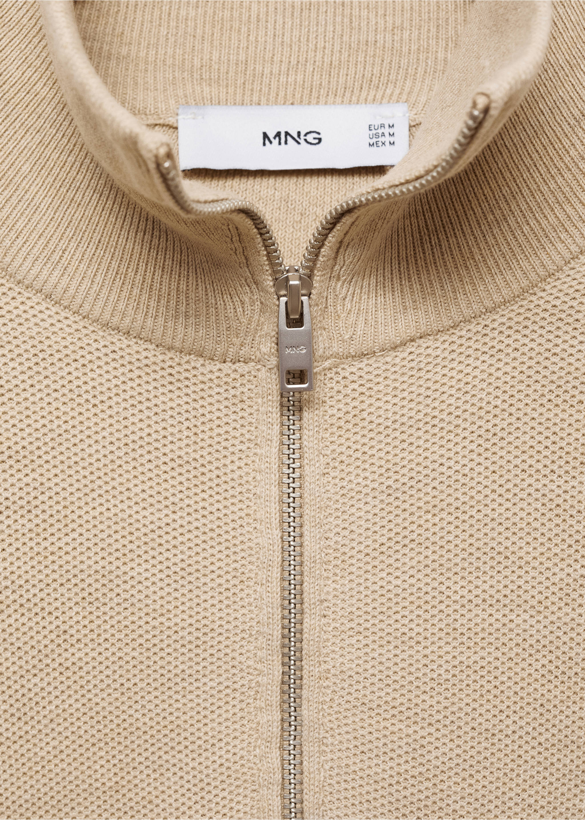 Rollkragenpullover mit Mikrostruktur - Detail des Artikels 8, Sandfarben. Ref: 87020600-00.