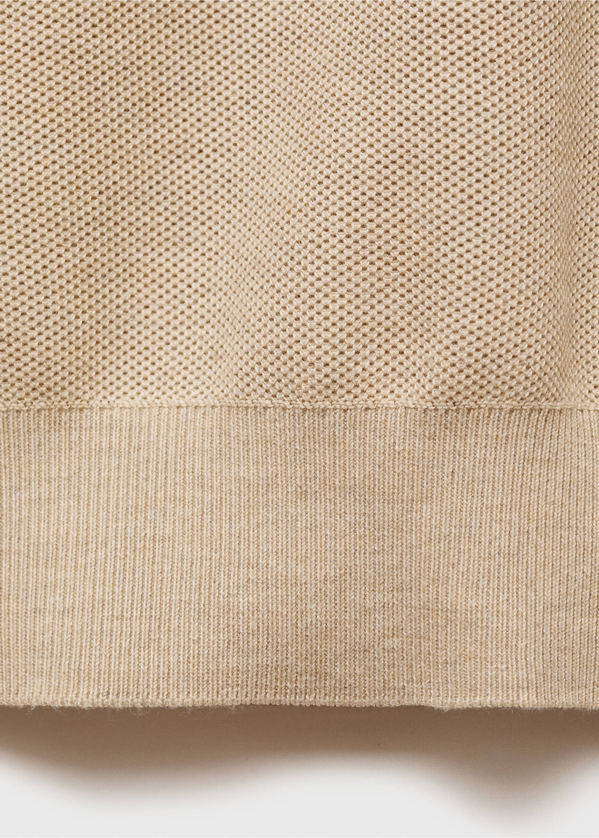 Rollkragenpullover mit Mikrostruktur - Detail des Artikels 0, Sandfarben. Ref: 87020600-00.