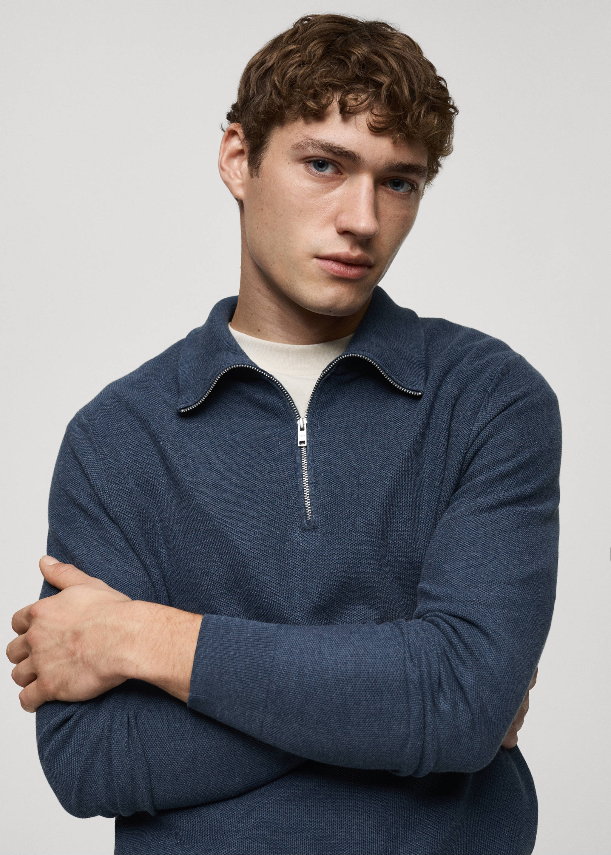 Microstructure sweater with zipper collar - Details of the article 1, Indigo Blue. Ref: 87020600-00.