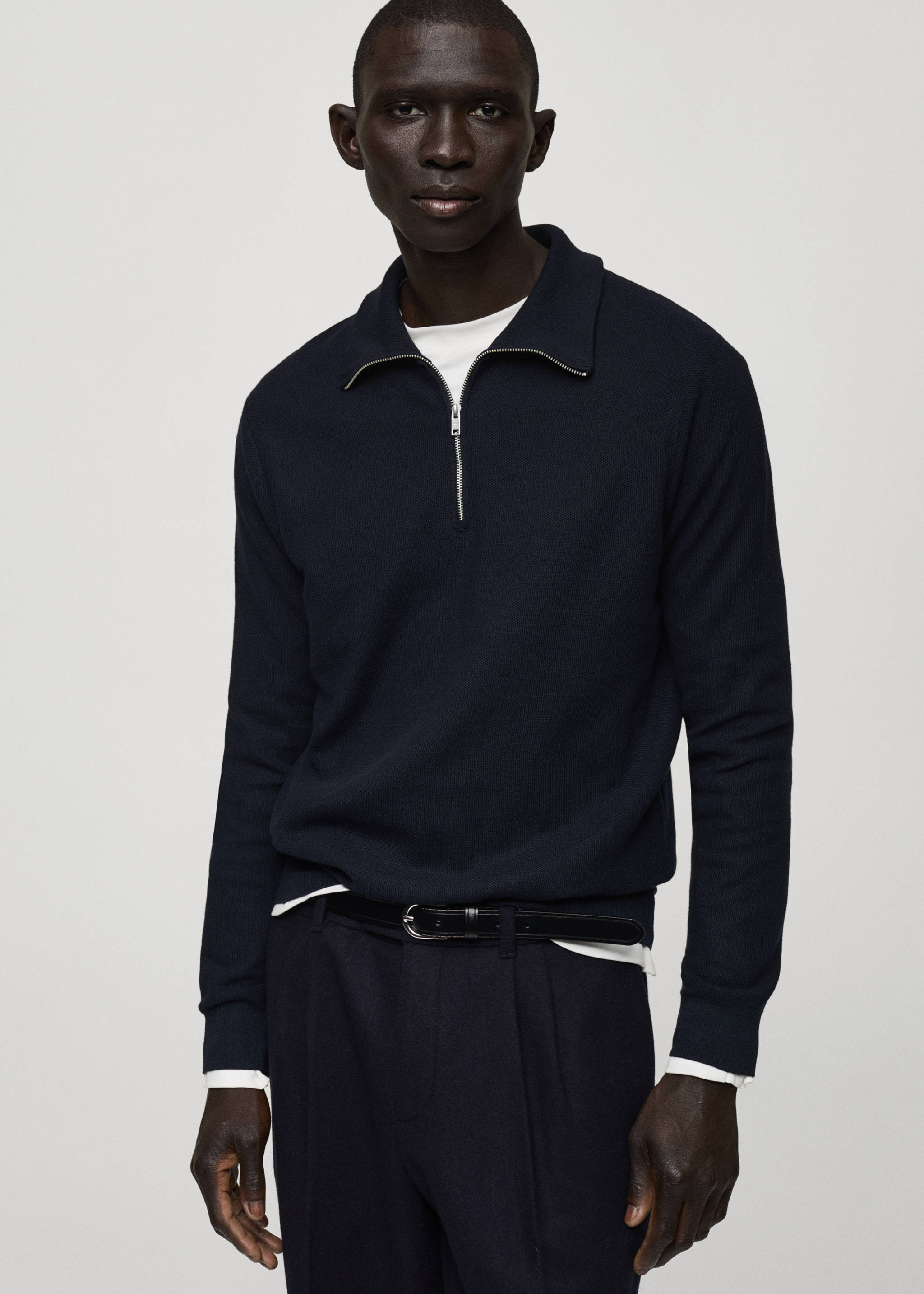 Sweter z drobną teksturą i zapięciem na zamek pod szyją - Plan średni