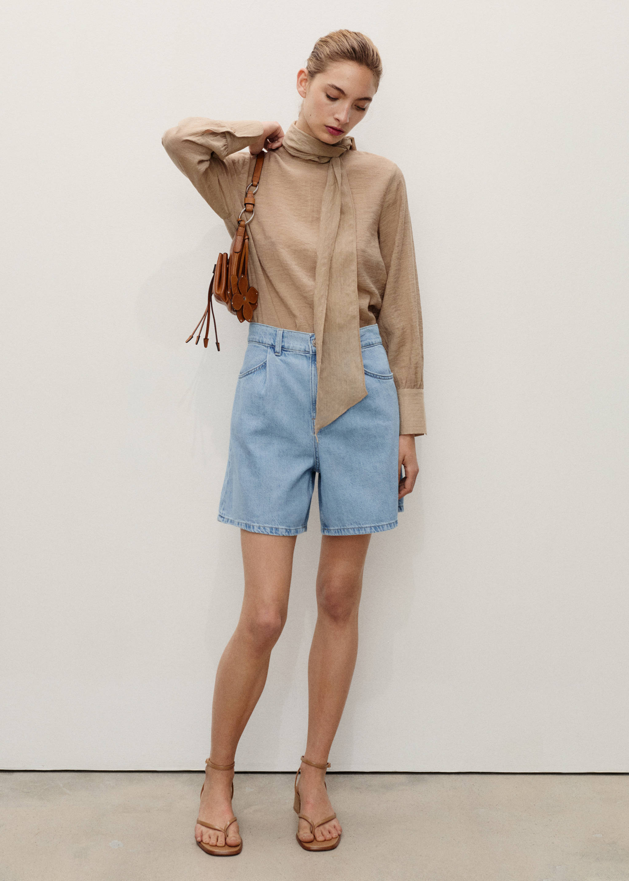 Bermudas denim tiro alto pinzas - Plano general