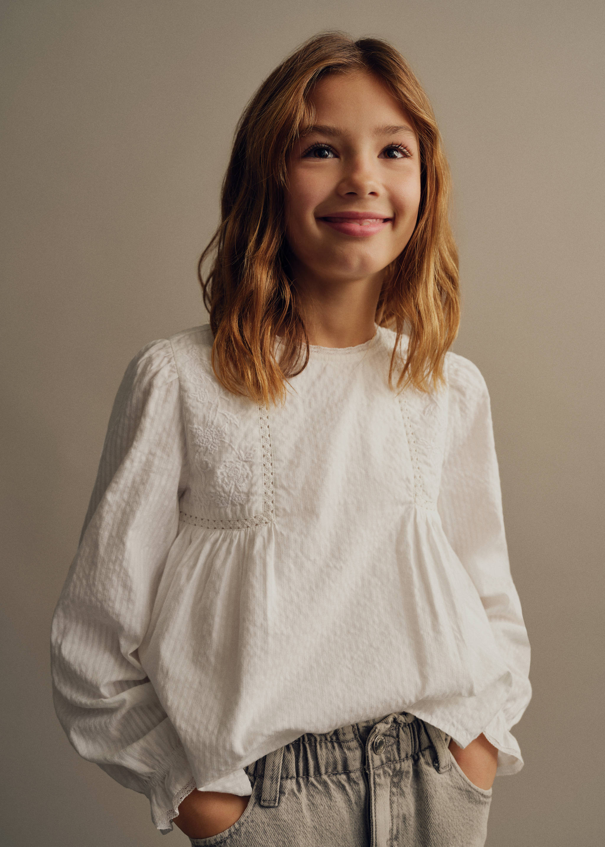 Halenka s vyšívanými detaily - Náhled ve středové rovině