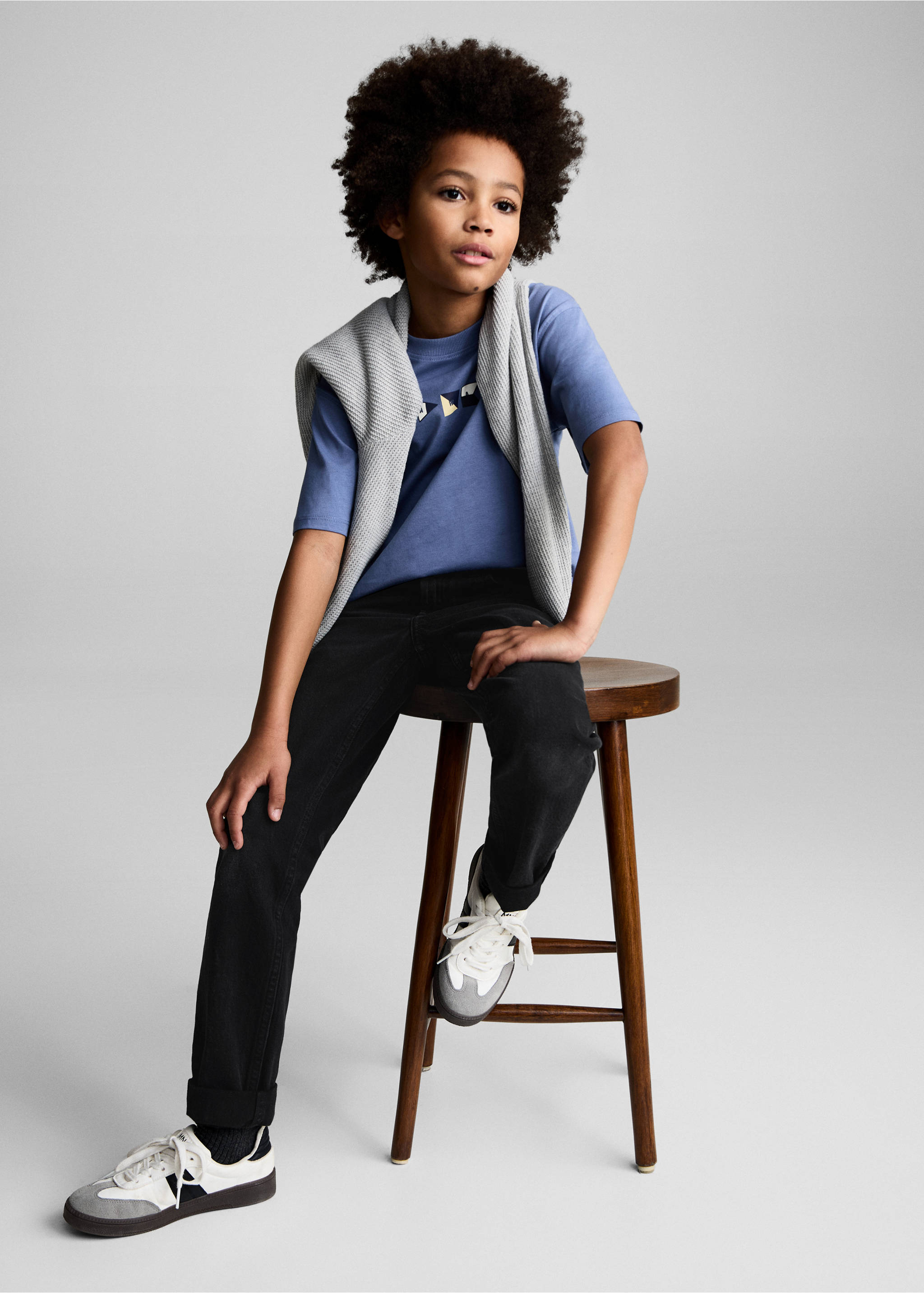 Straight jeans with turn-up - Details of the article 2, Black denim. Ref: 87020628-00.