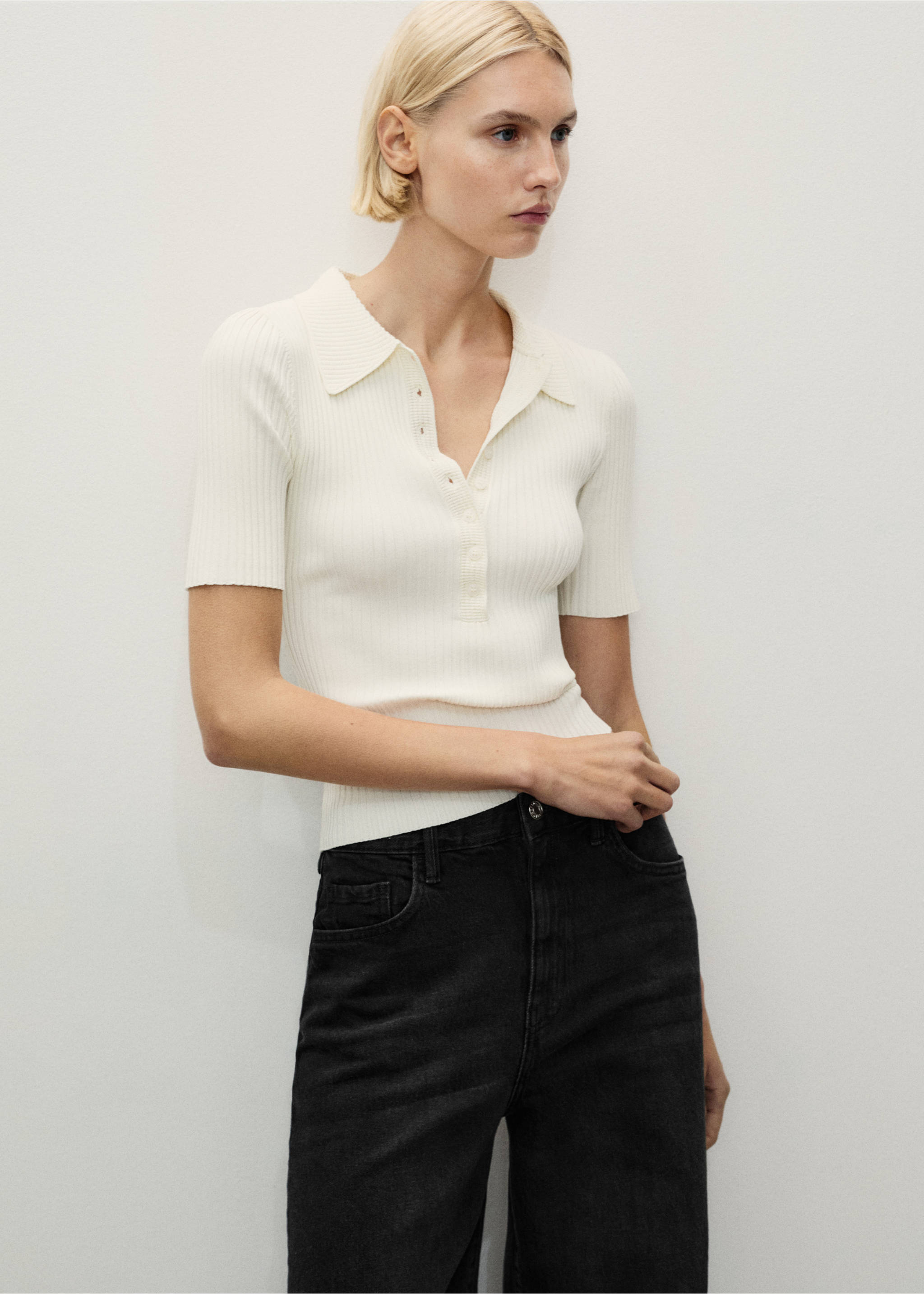 High-waisted wideleg jeans - Details of the article 1, Black denim. Ref: 87020635-00.