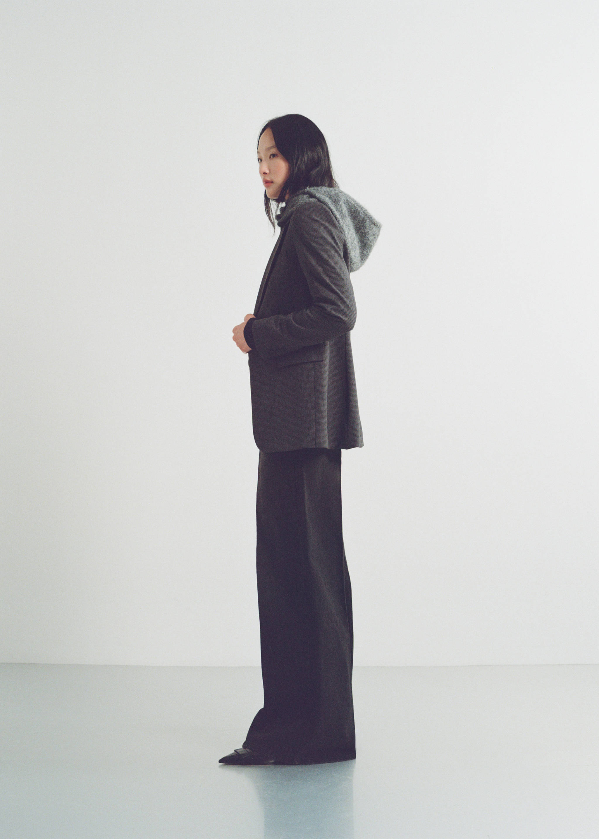 High-waisted wideleg jeans - Details of the article 7, Black denim. Ref: 87020635-00.