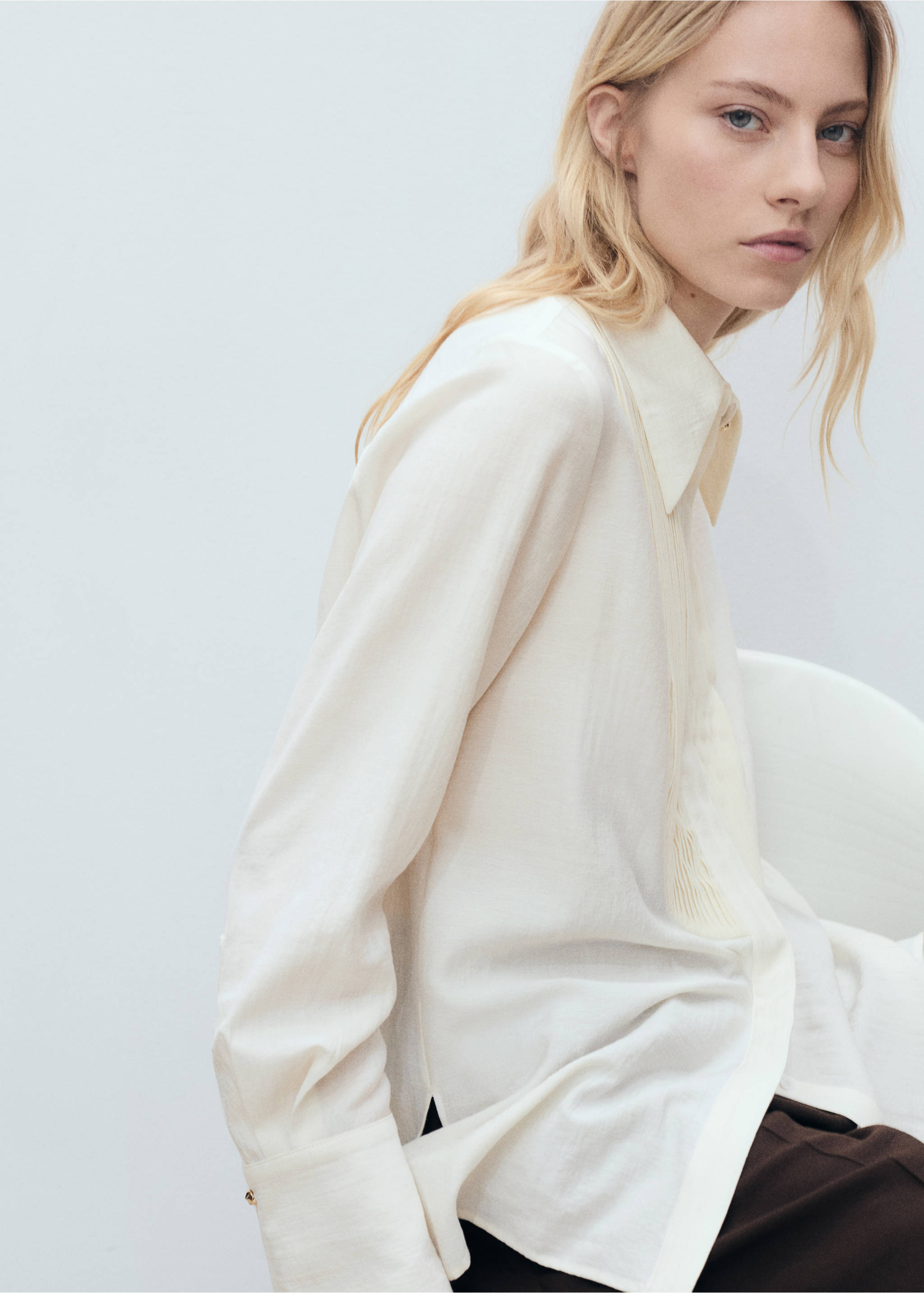 Fluid shirt with contrasting panel - Details of the article 2, Off White. Ref: 87020636-00.