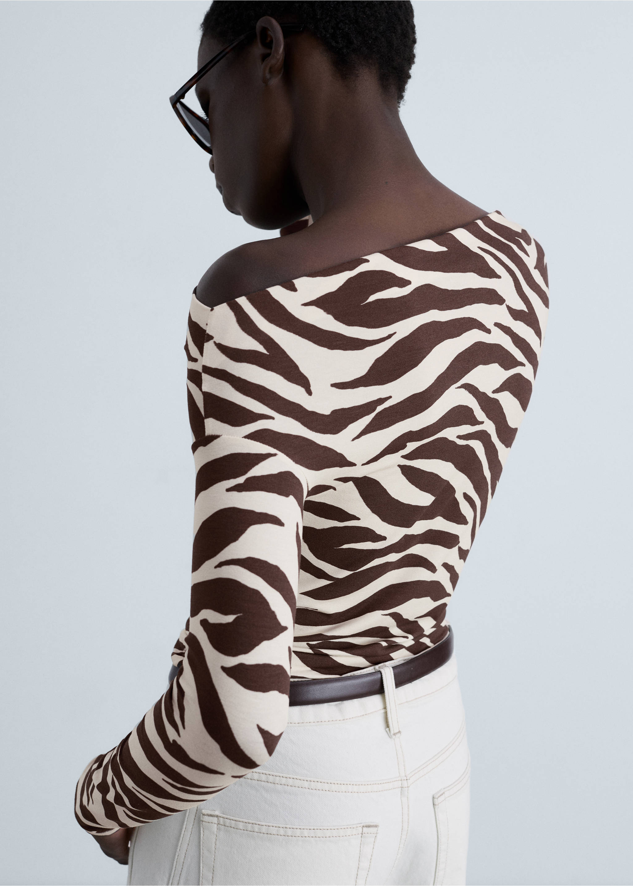 Zebra-print asymmetrical-neck t-shirt - Details of the article 3, Brown. Ref: 87020656-00.