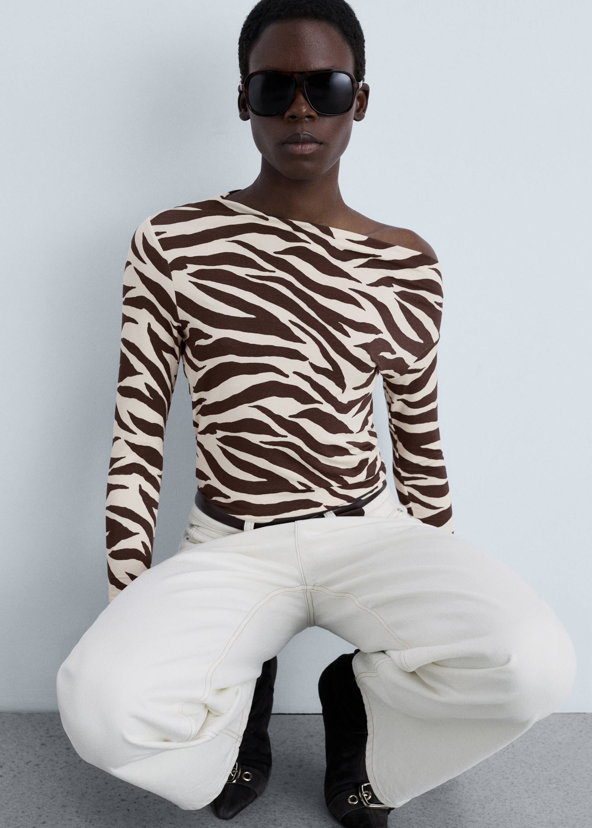 Zebra-print asymmetrical-neck t-shirt - Details of the article 2