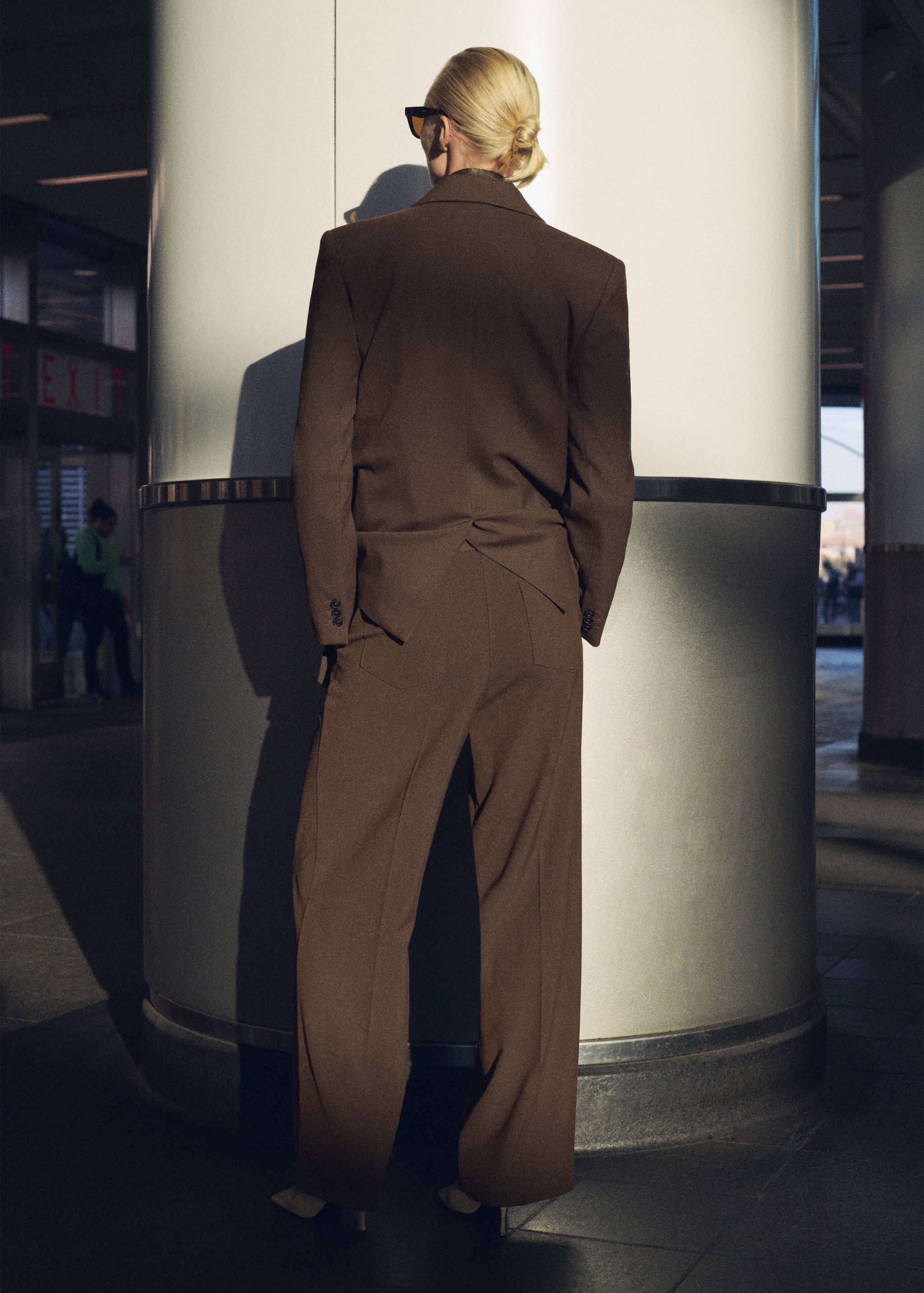 Pantalón traje cinturón - Reverso del artículo