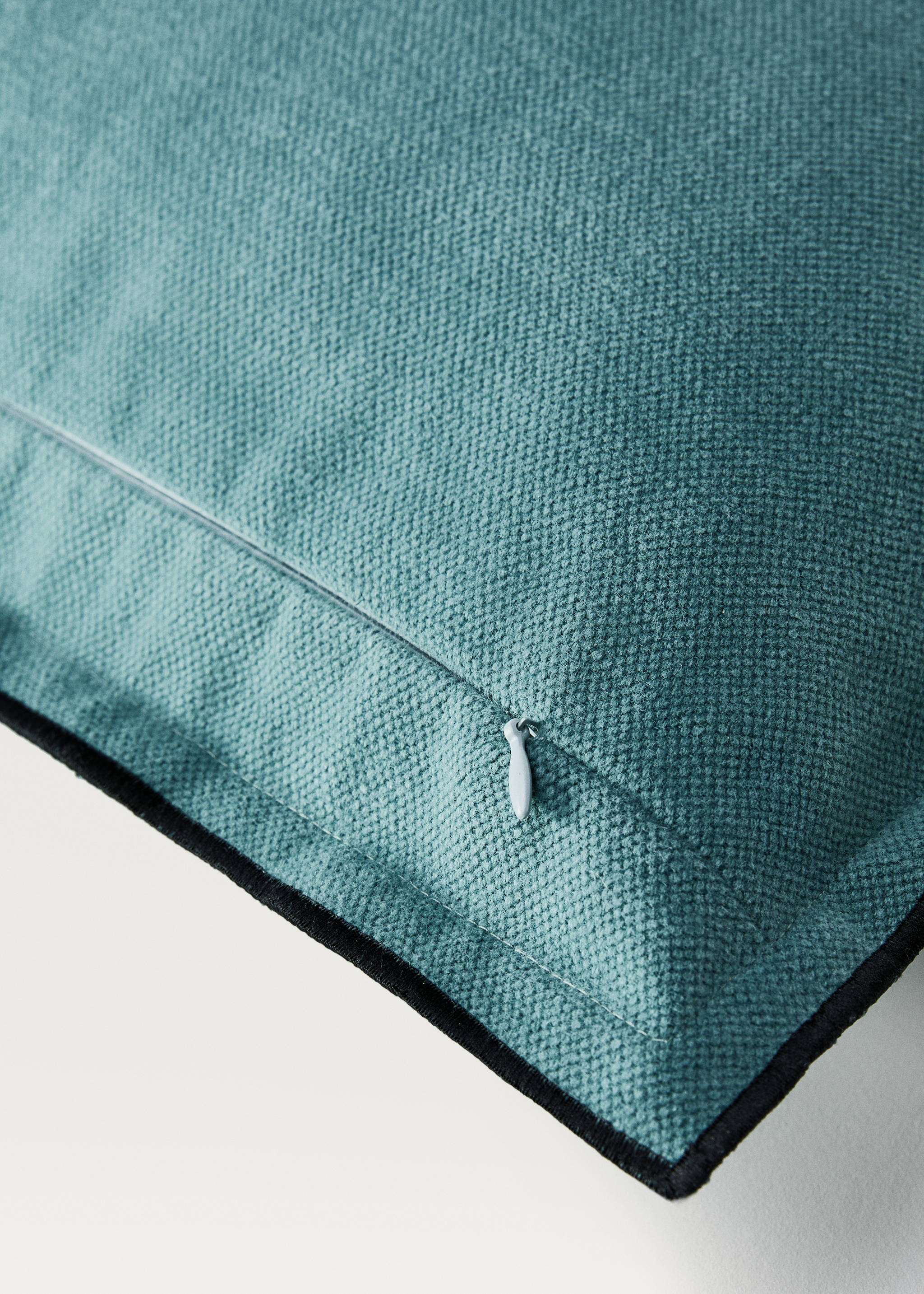 Cotton-linen cushion cover with overlock 50x50 cm - Details of the article 1