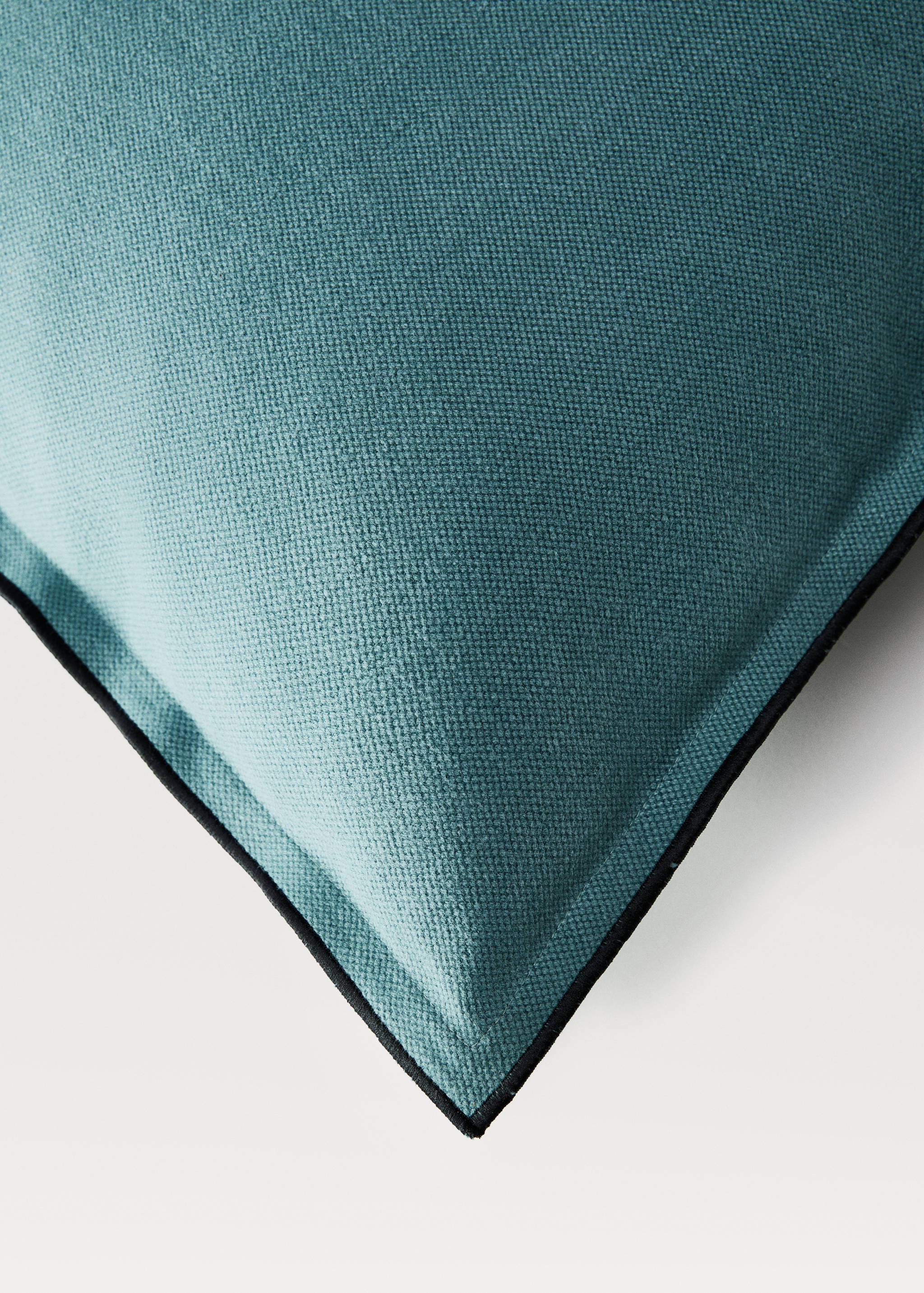 Cotton-linen cushion cover with overlock 50x50 cm - Details of the article 2