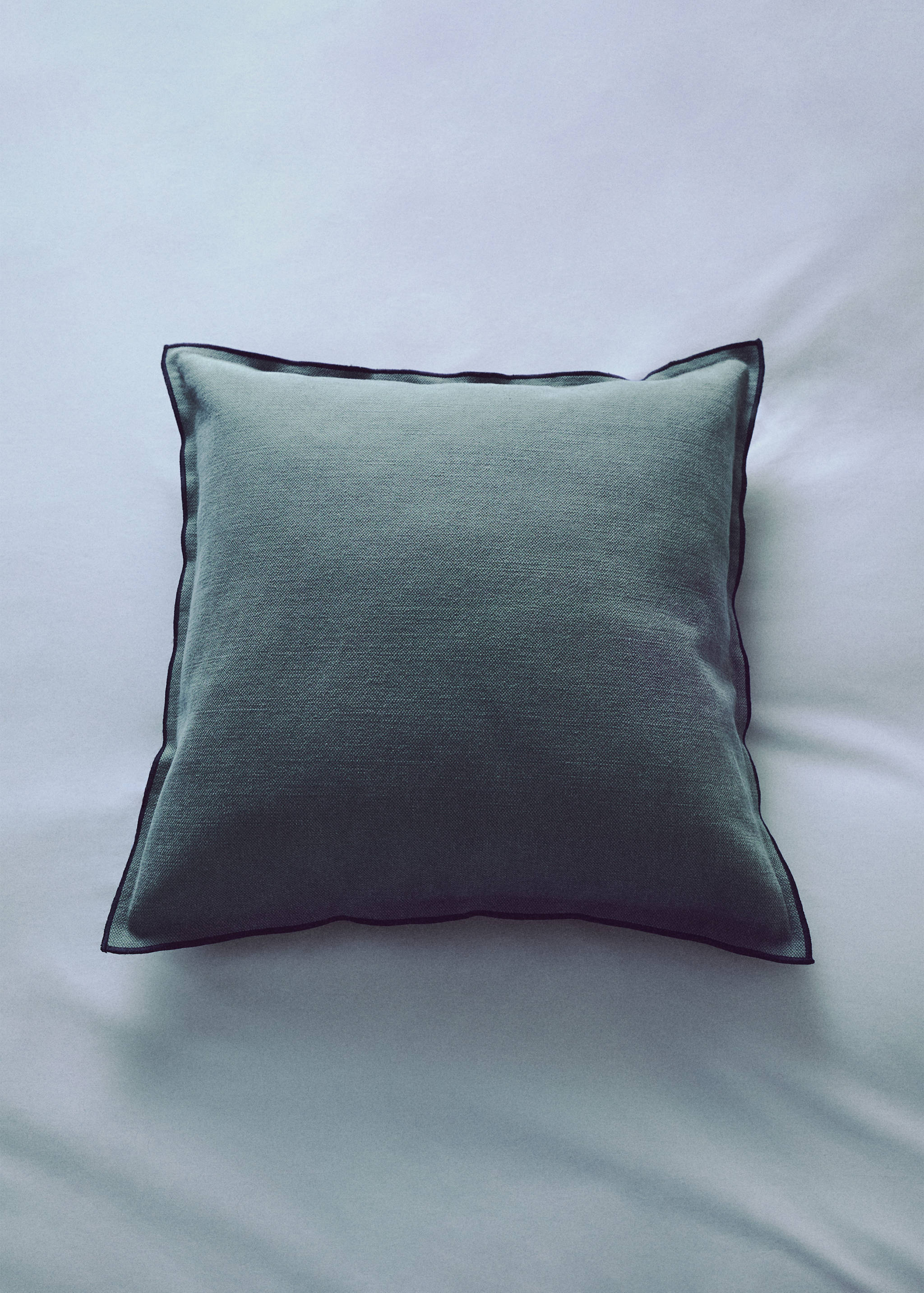 Cotton-linen cushion cover with overlock 50x50 cm - Details of the article 6