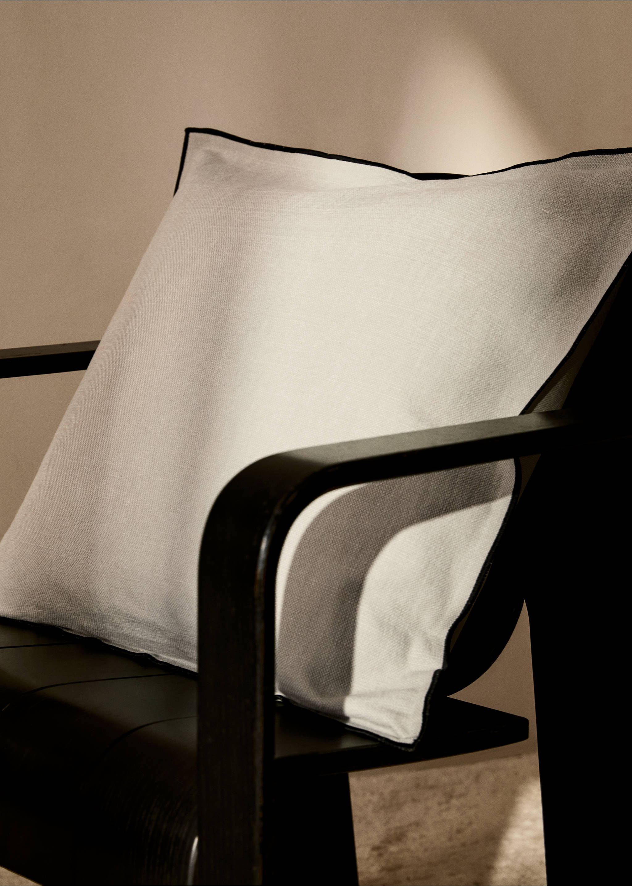 Cotton-linen cushion cover with overlock 50x50 cm - General plane, Light/Pastel Grey. Ref: 87021523-00.