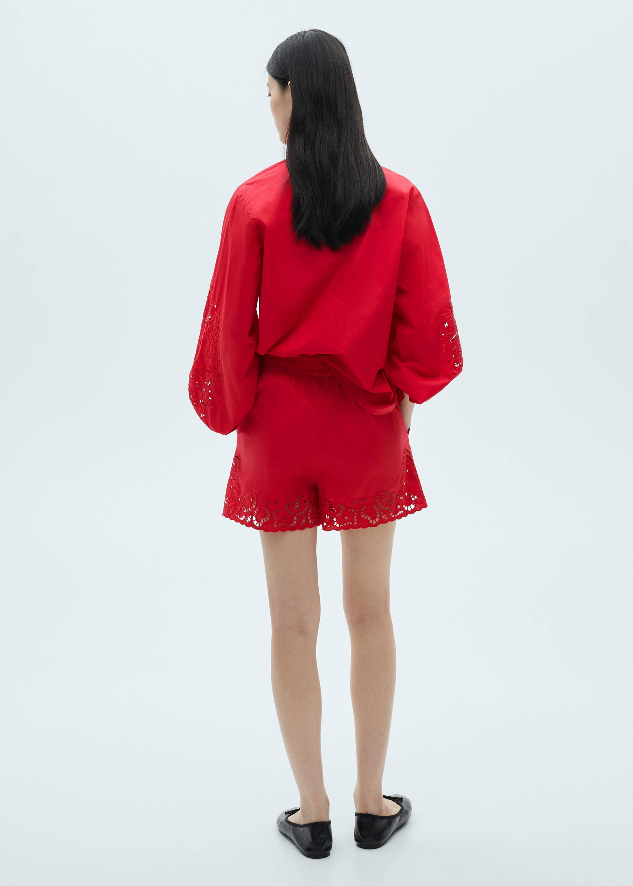 Cotton shorts with openwork details - Reverse of the article, Red. Ref: 87022533-00.
