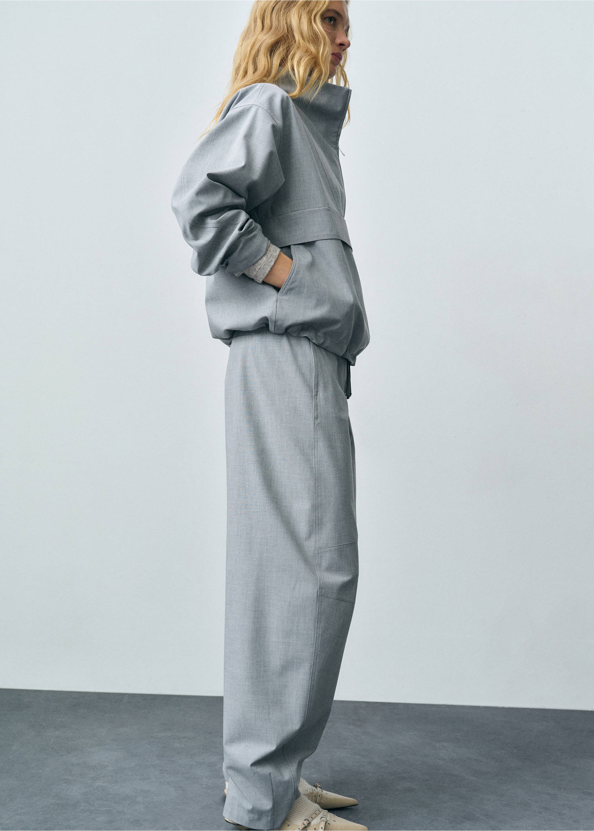 Drawstring jogger trousers - Details of the article 1, Grey. Ref: 87022542-00.