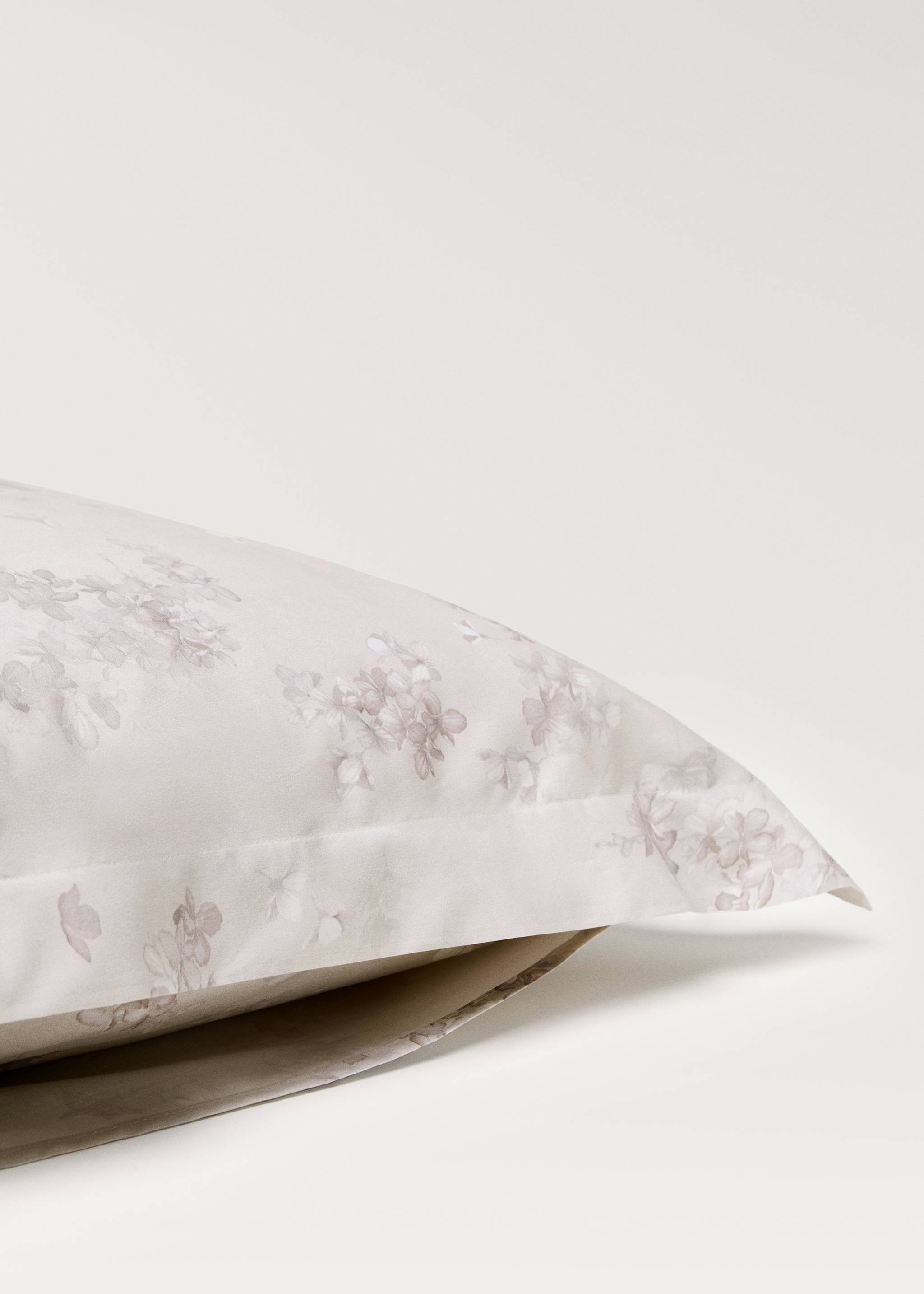 Two cotton percale romantic floral-print pillowcases 60x60 cm - Details of the article 2