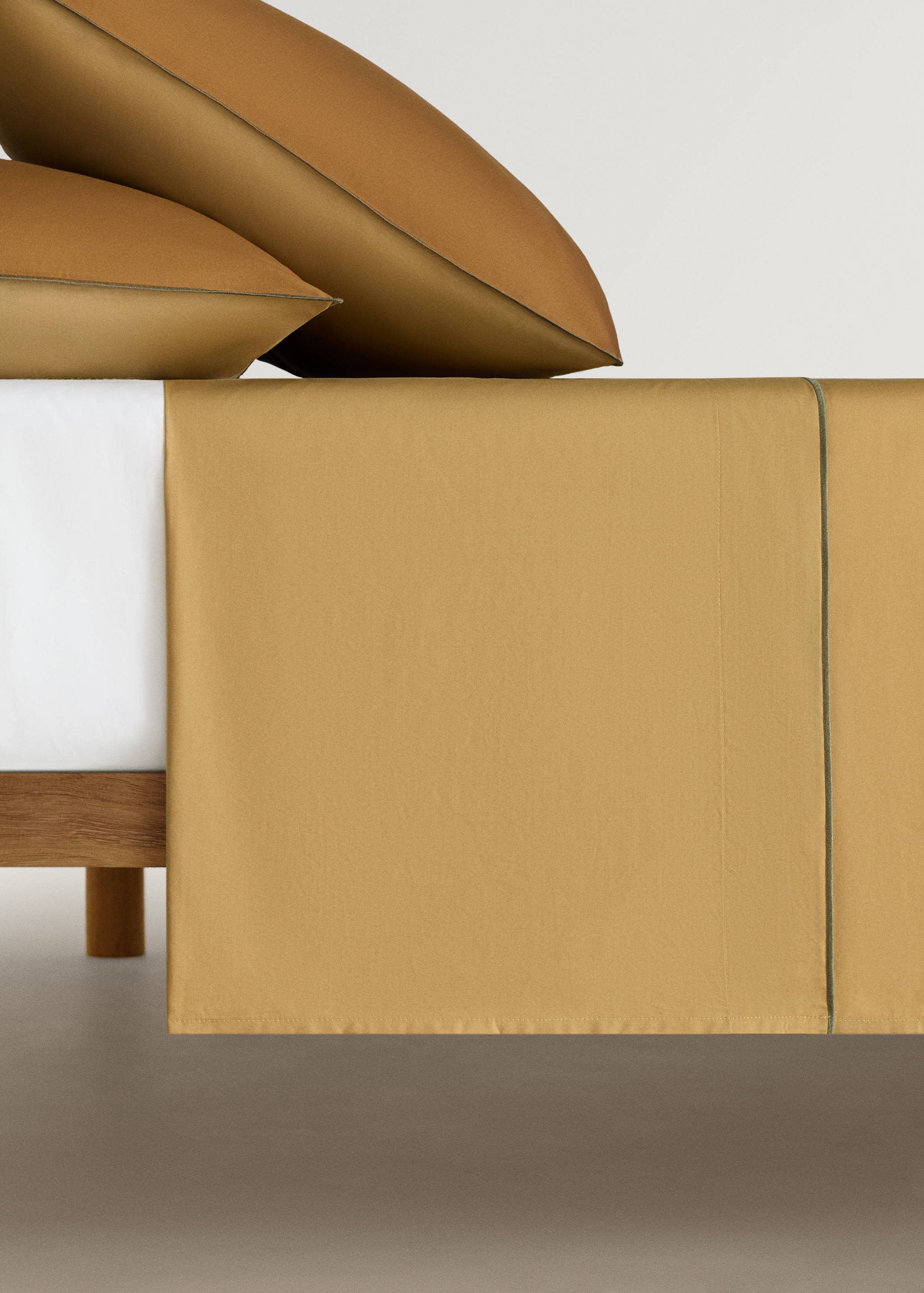 Kontrast-Overlock-Bettlaken für ein 90 cm Bett - Artikel ohne Model