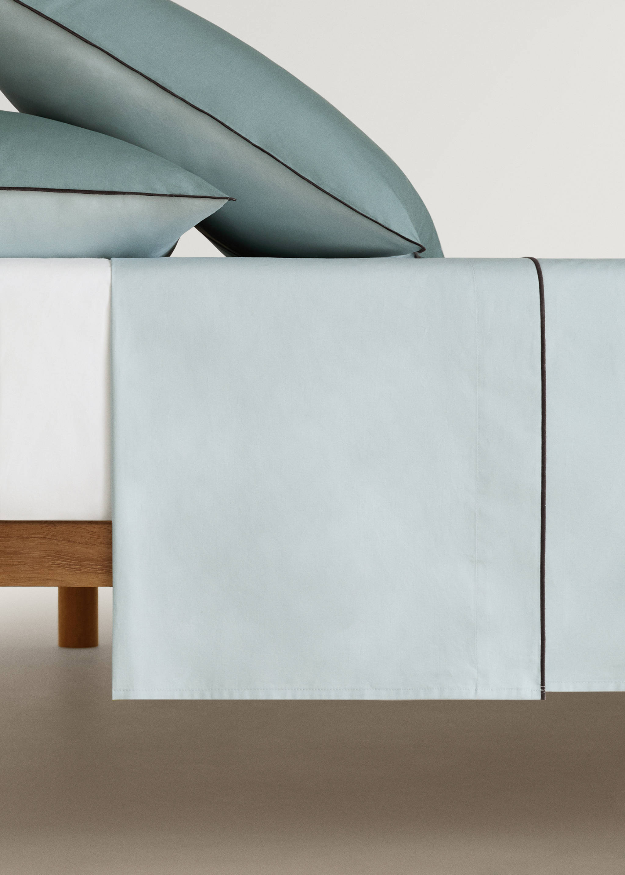 Kontrast-Overlock-Bettlaken für ein 90 cm Bett - Artikel ohne Model