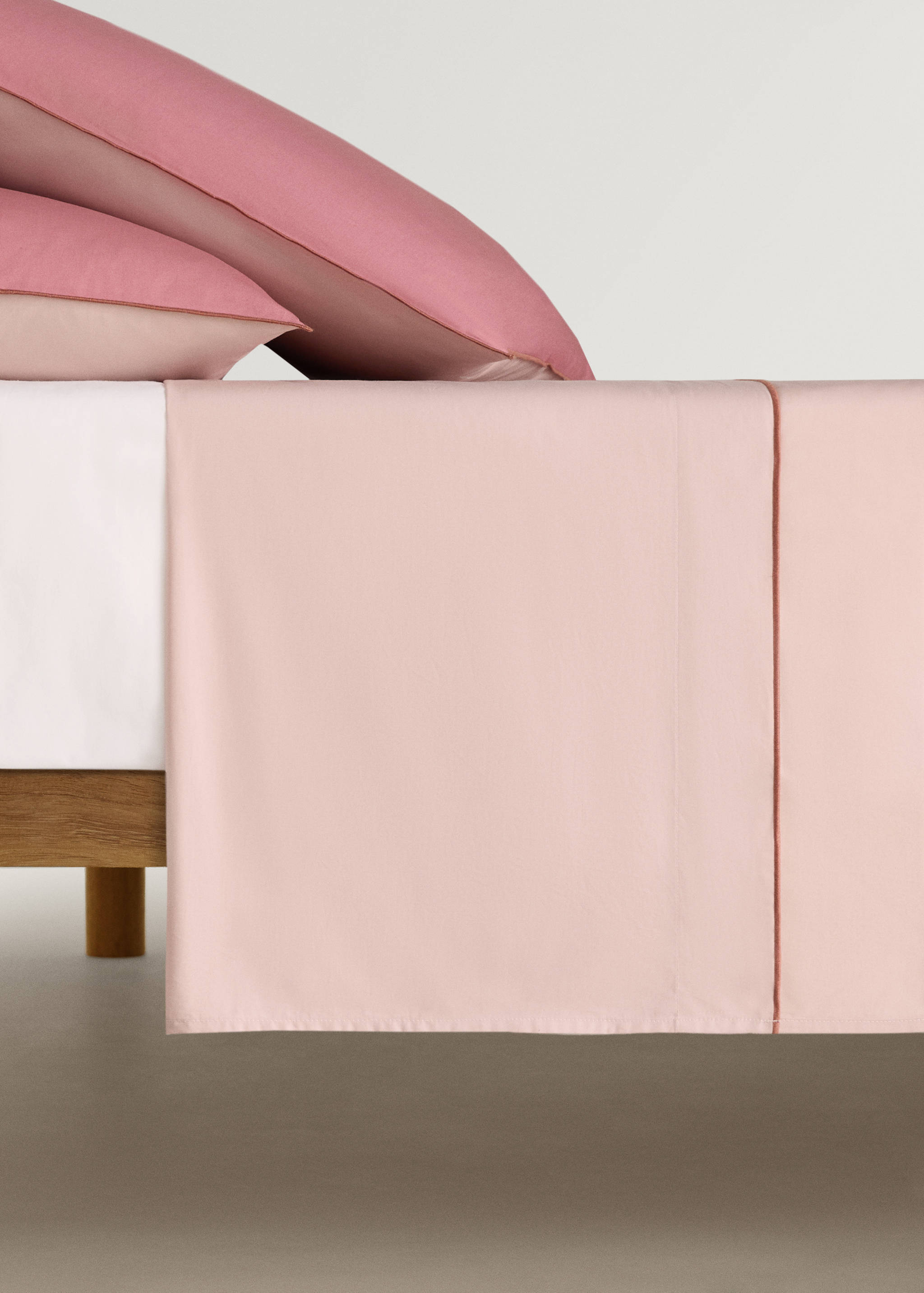 Kontrast-Overlock-Bettlaken für ein 90 cm Bett - Artikel ohne Model