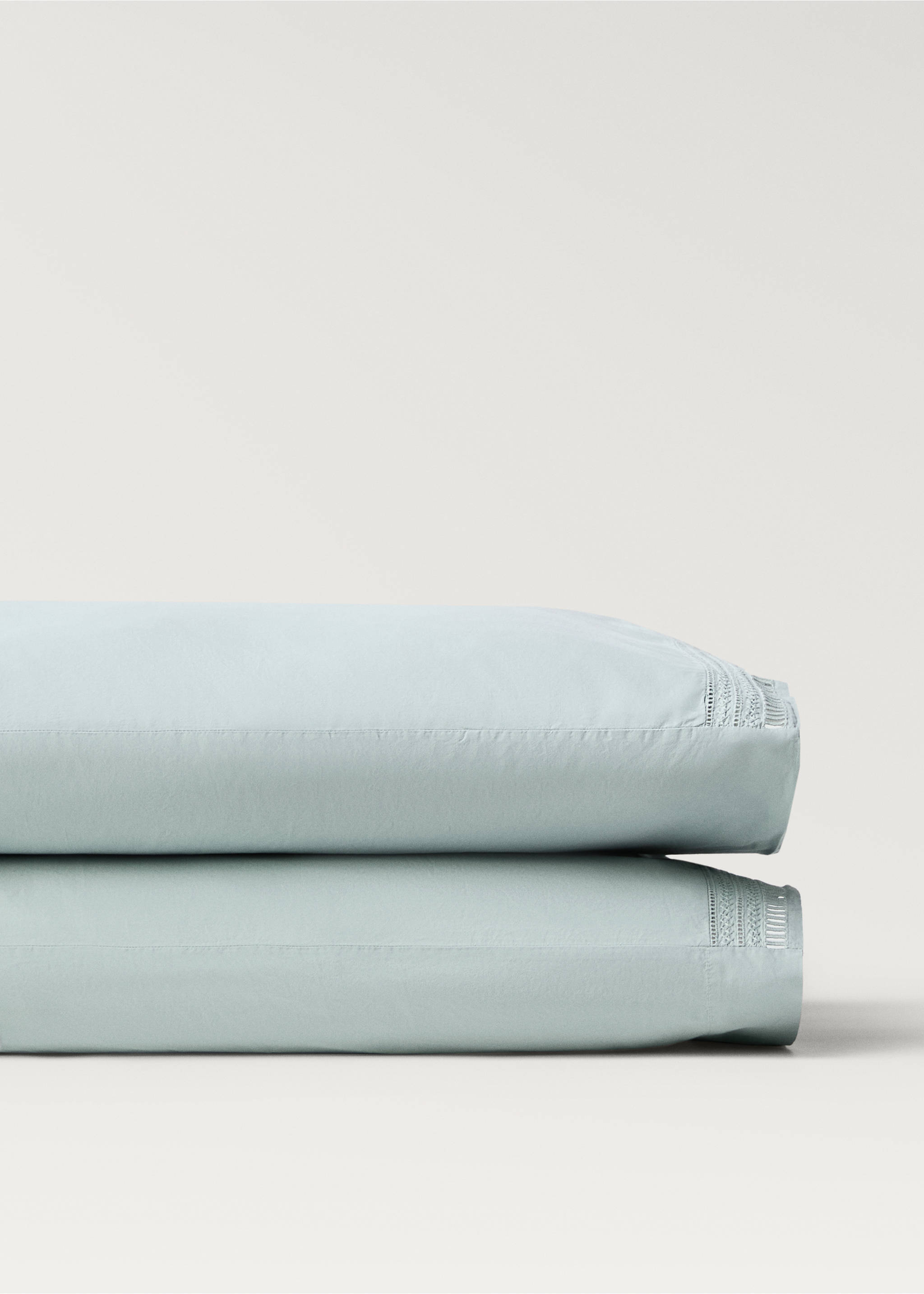 Dwie poszewki na poduszkę z haftowanym wykończeniem 50 x 75 cm - Szczegóły artykułu 1, Pastelowa zieleń. Ref: 87022959-00.