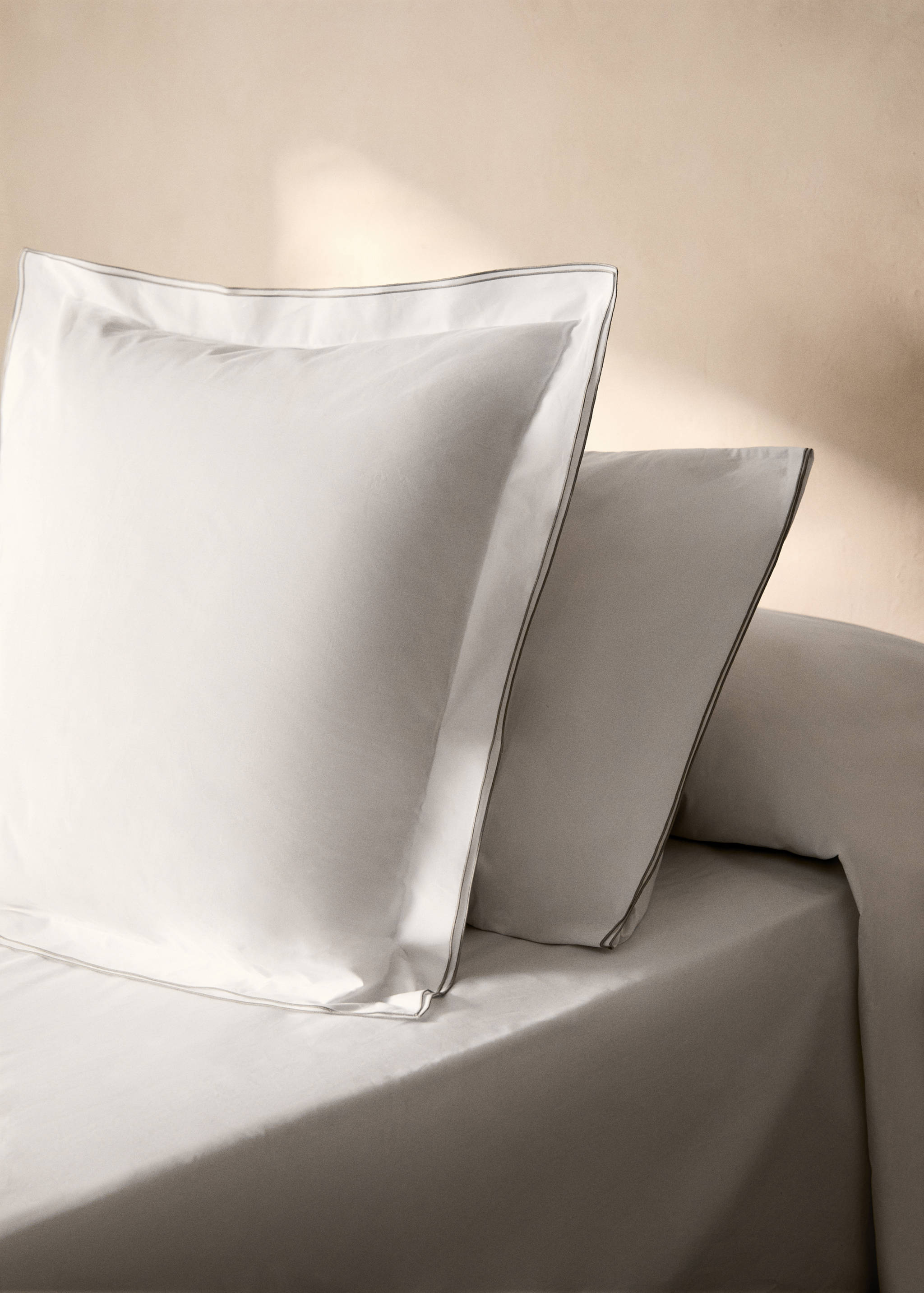 Two cotton percale pillowcases with double overlock 60x60 cm - General plane