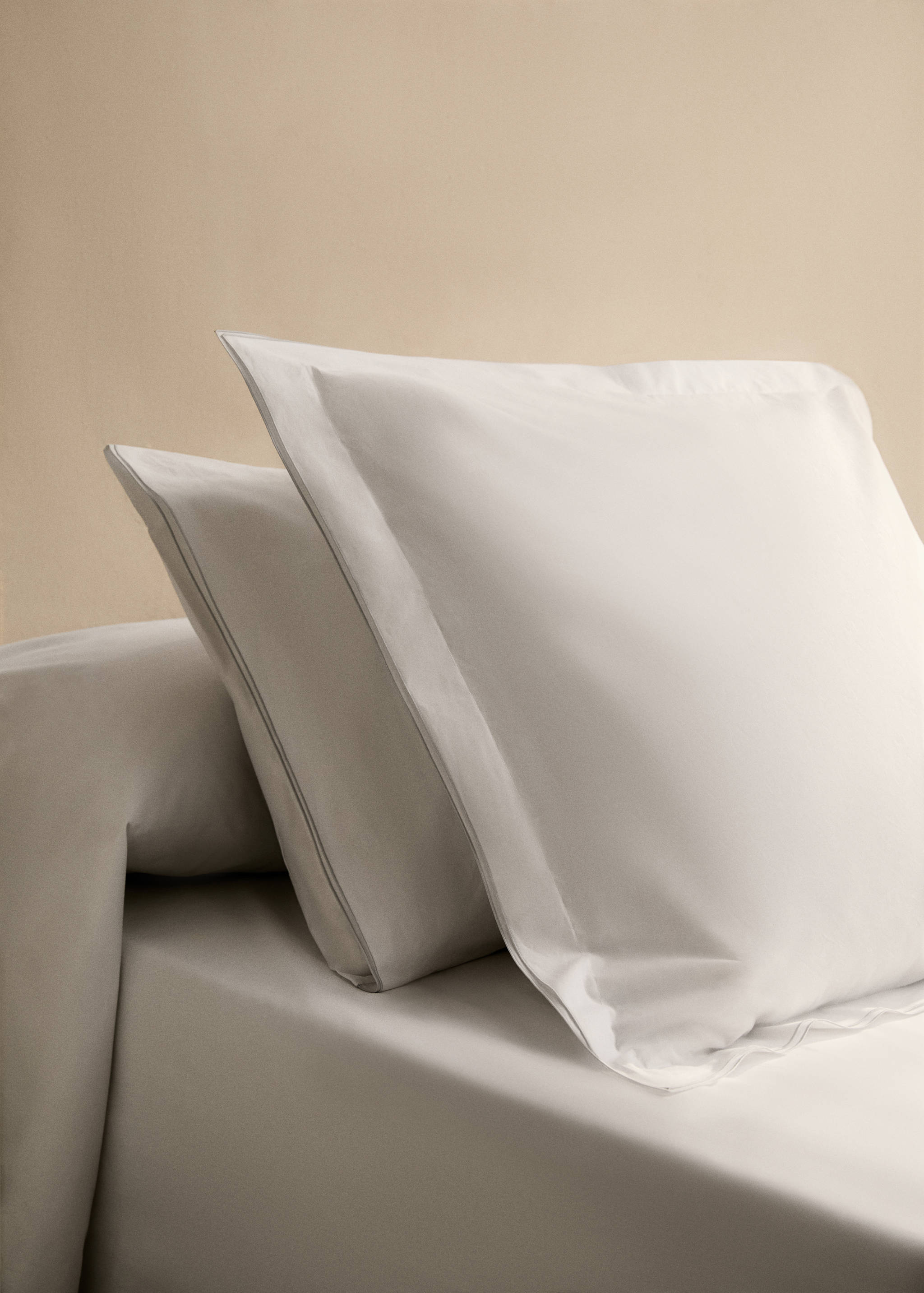 Two cotton percale pillowcases with double overlock 60x60 cm - General plane