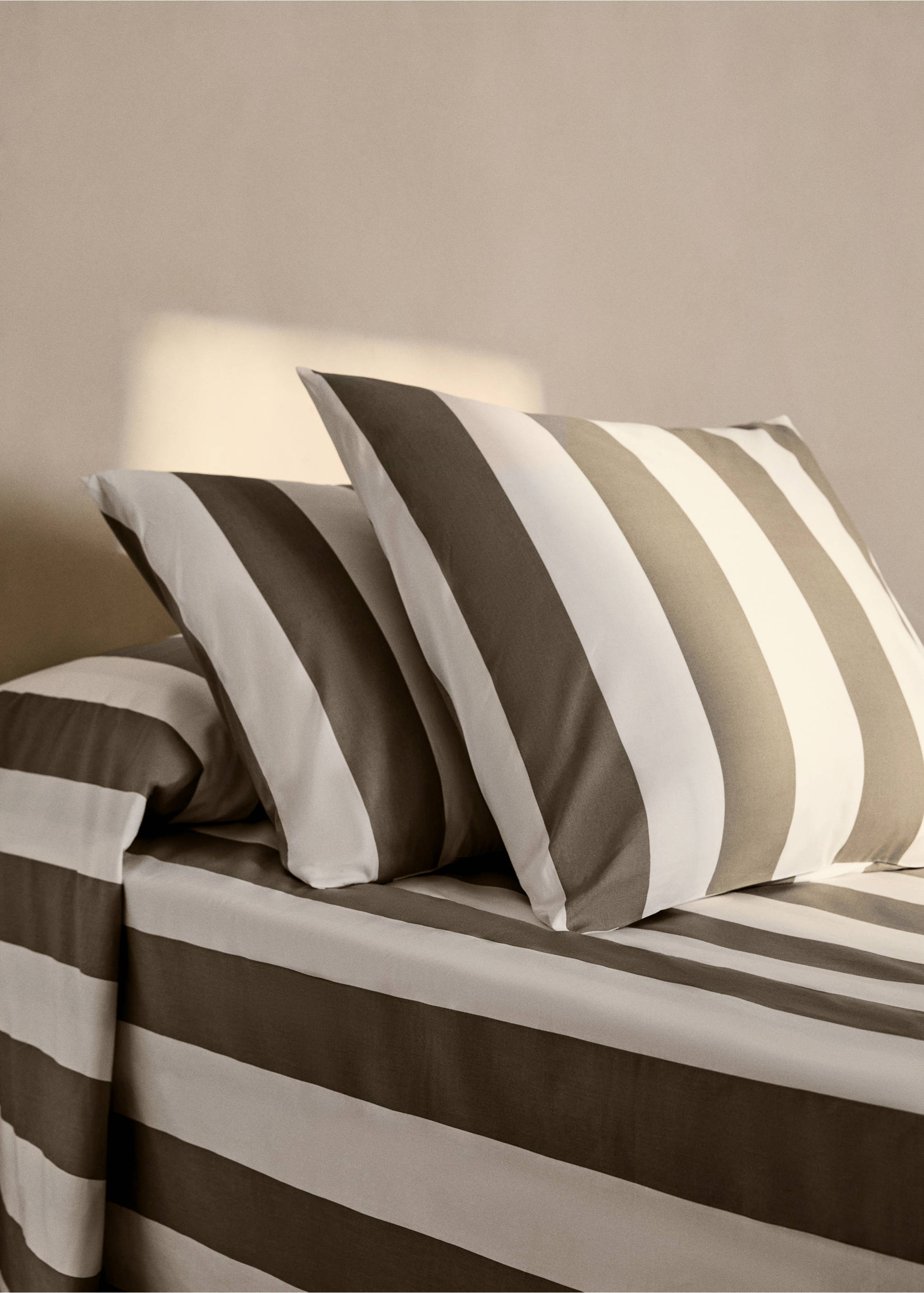 Deux taies d'oreiller en percale de coton rayures 50x75 cm - Plan général, Marron moyen. Ref: 87022978-00.