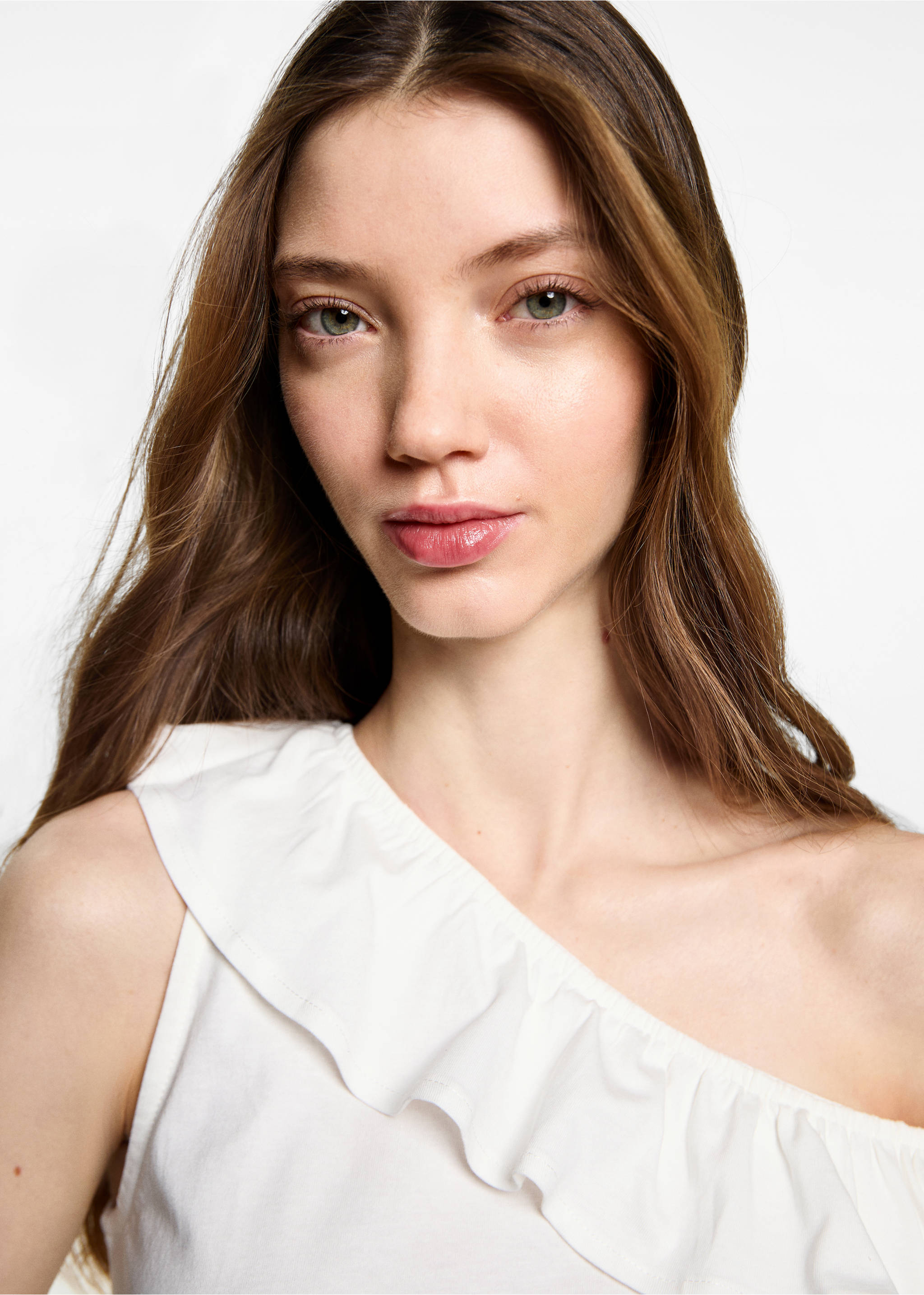 Samarreta asimètrica volant - Detall de l'article 1, Blanc trencat. Ref: 87023277-00.