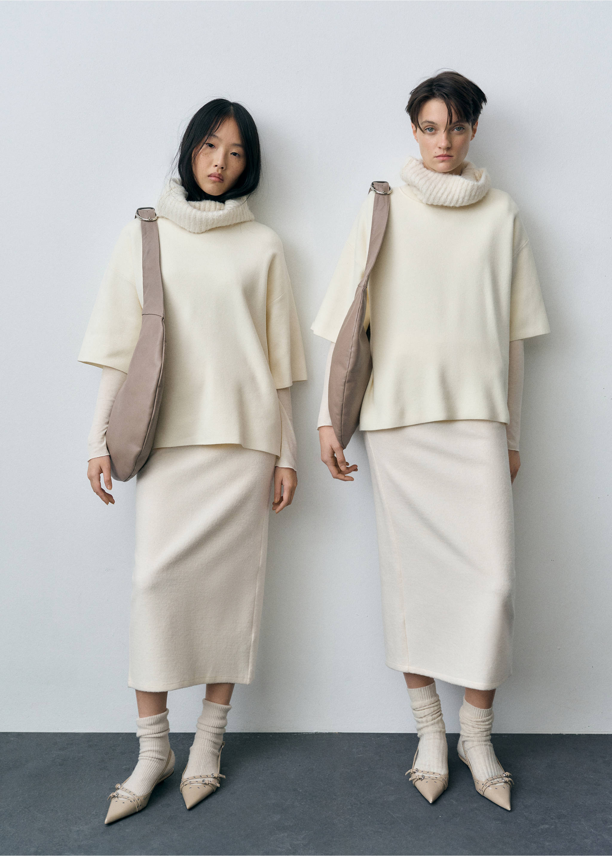 Long-sleeved t-shirt with perkins neck - Details of the article 2, Ecru. Ref: 87023282-00.