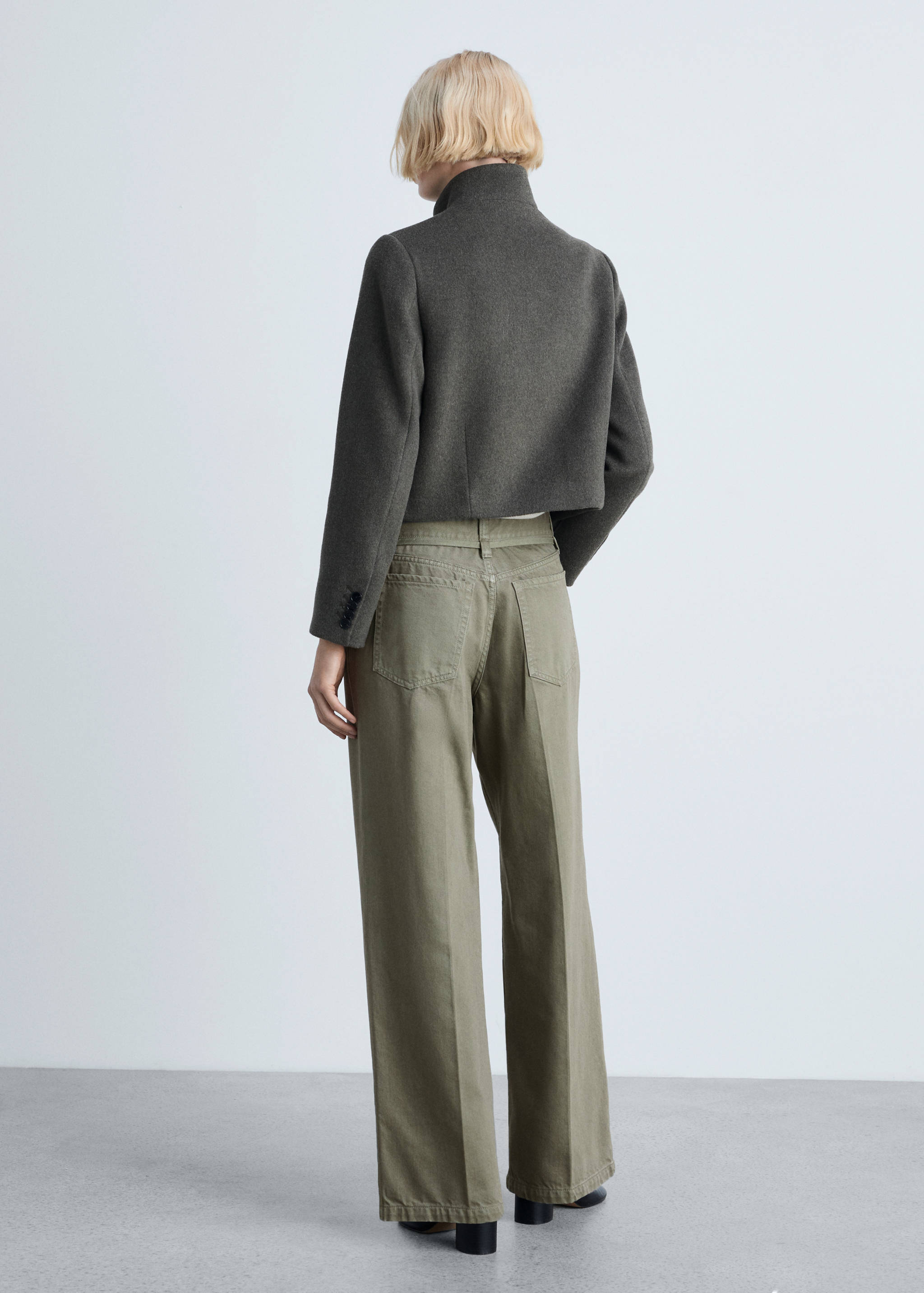 Wideleg-Jeans mit Gürteldetail - Rückseite des Artikels