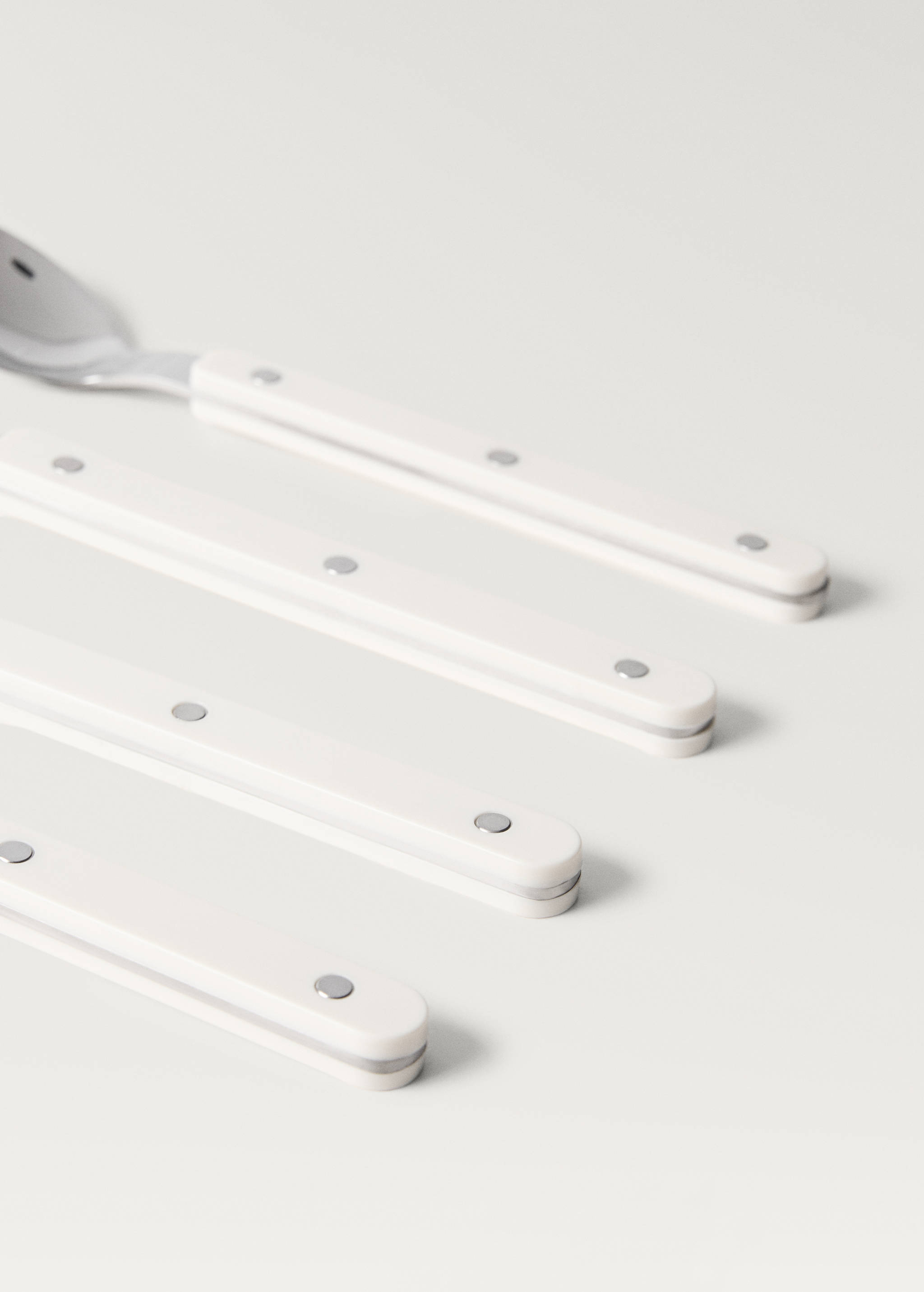 Cutlery set of 4 pieces with resin handles - Details of the article 2