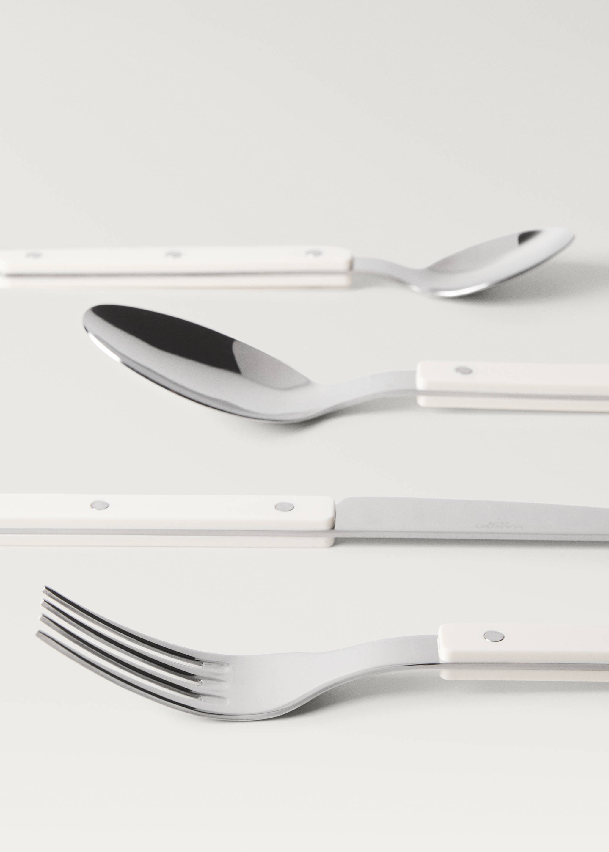 Cutlery set of 4 pieces with resin handles - Details of the article 3