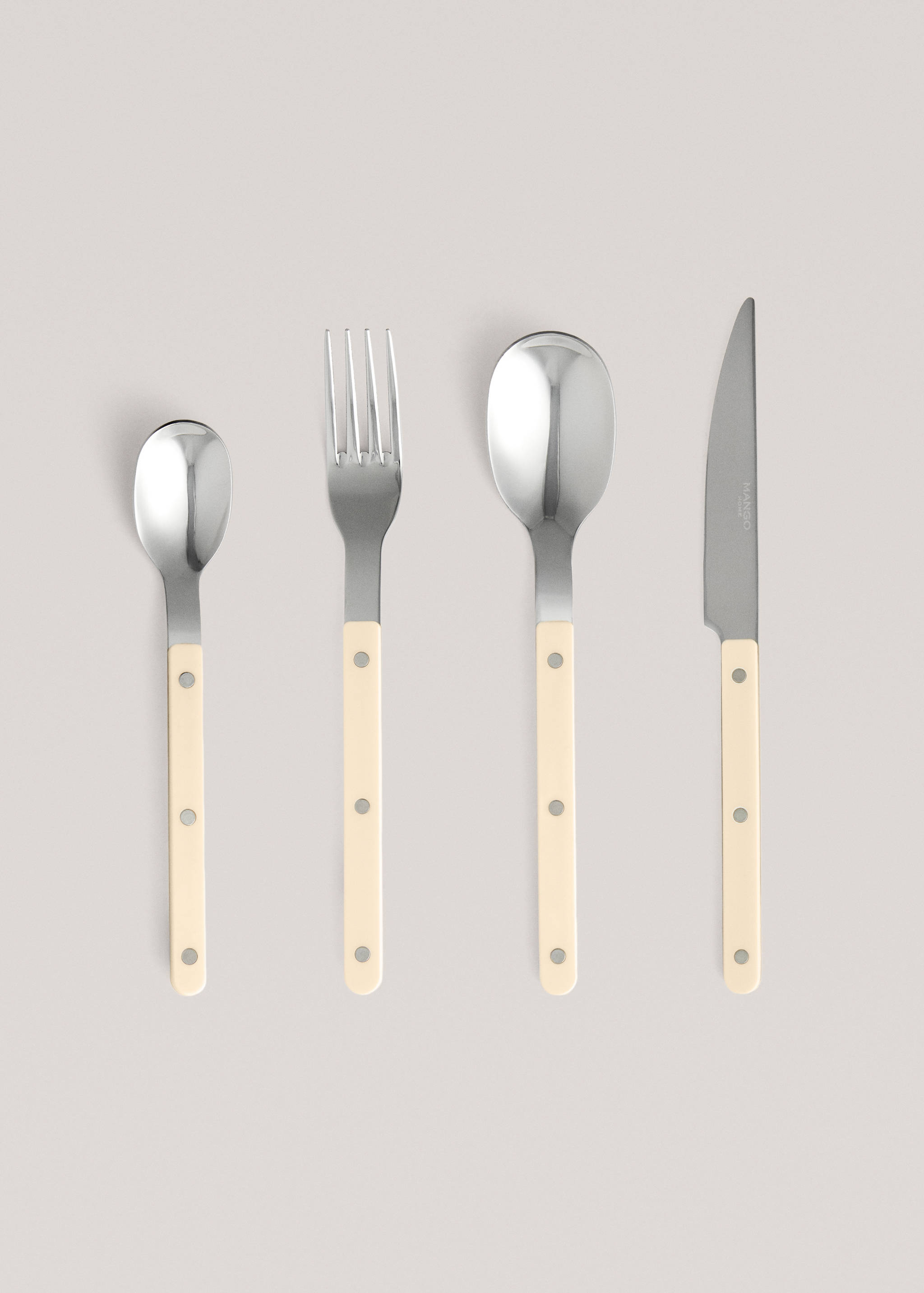 Cutlery set of 4 pieces with resin handles - Article without model