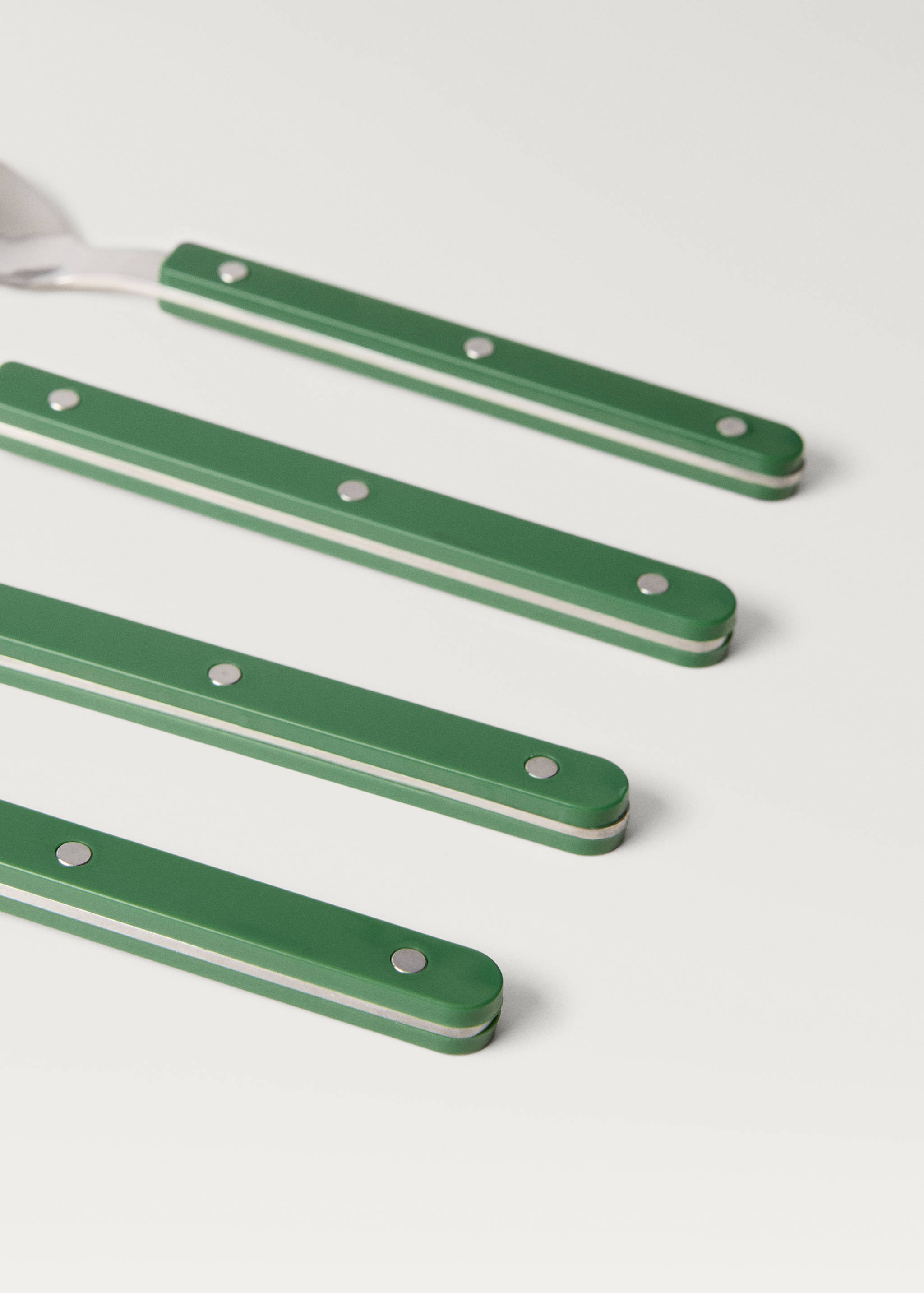 Cutlery set of 4 pieces with resin handles - Details of the article 2