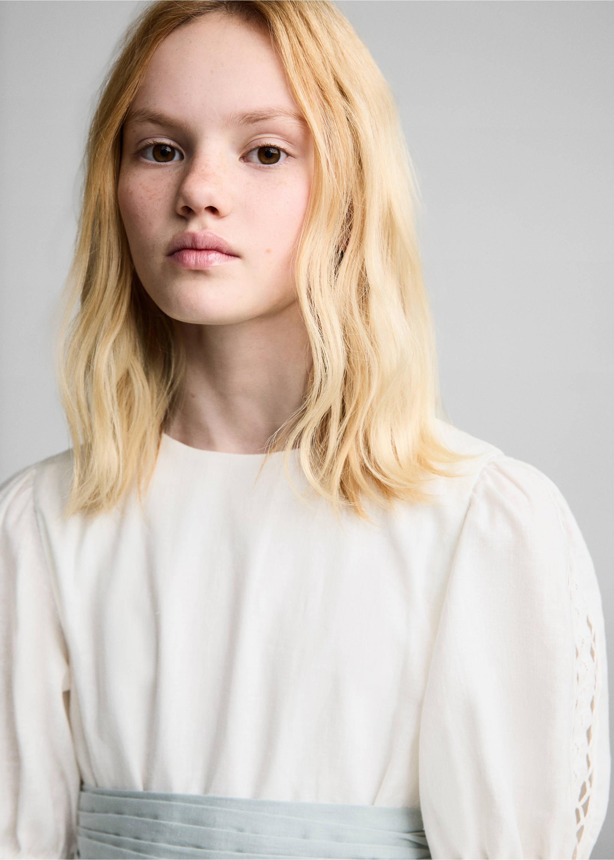 Leinenkleid mit Rüschen - Detail des Artikels 1, Weiß. Ref: 87023638-00.