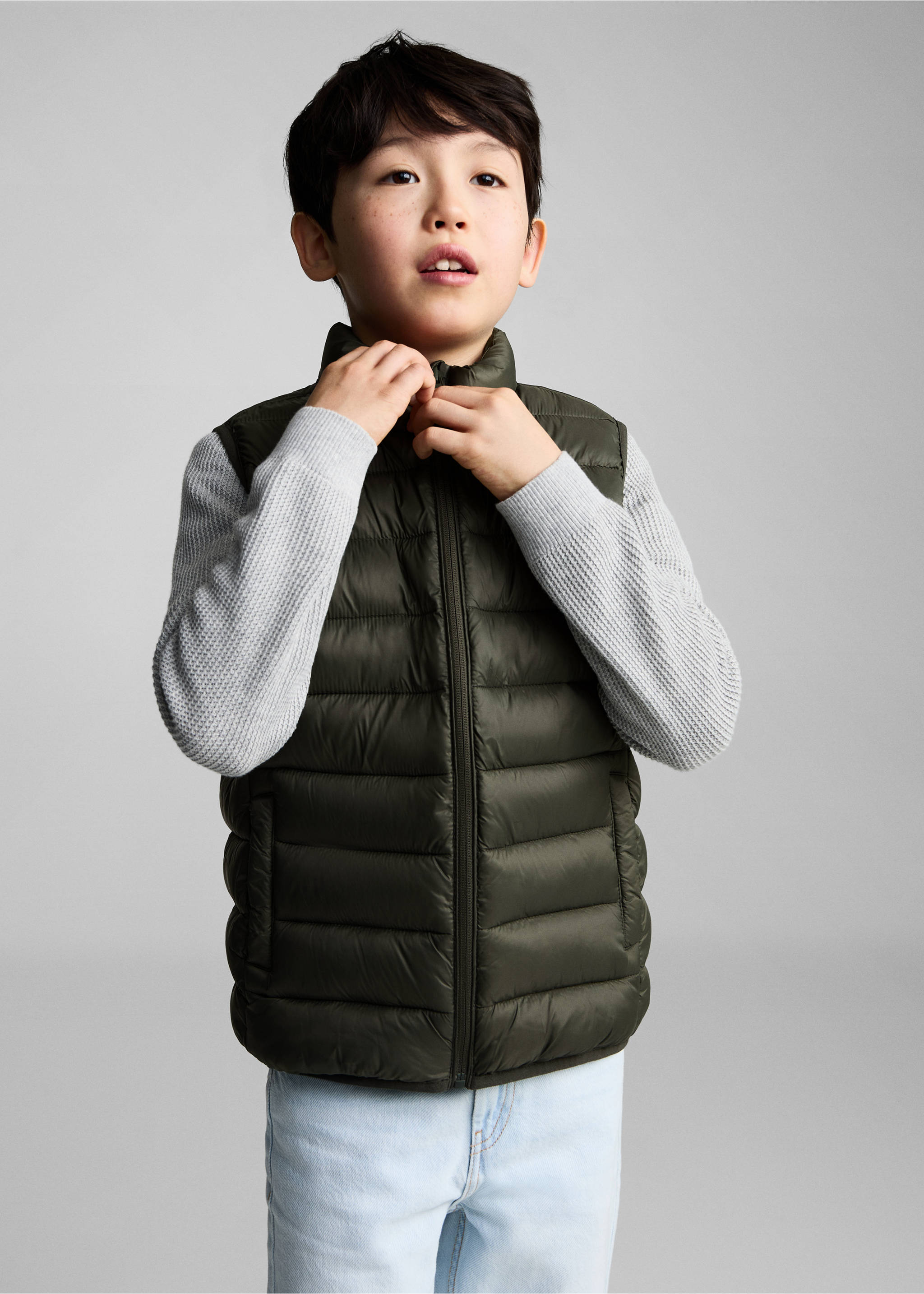 Quilted gilet - Details of the article 2, Khaki. Ref: 87023652-00.
