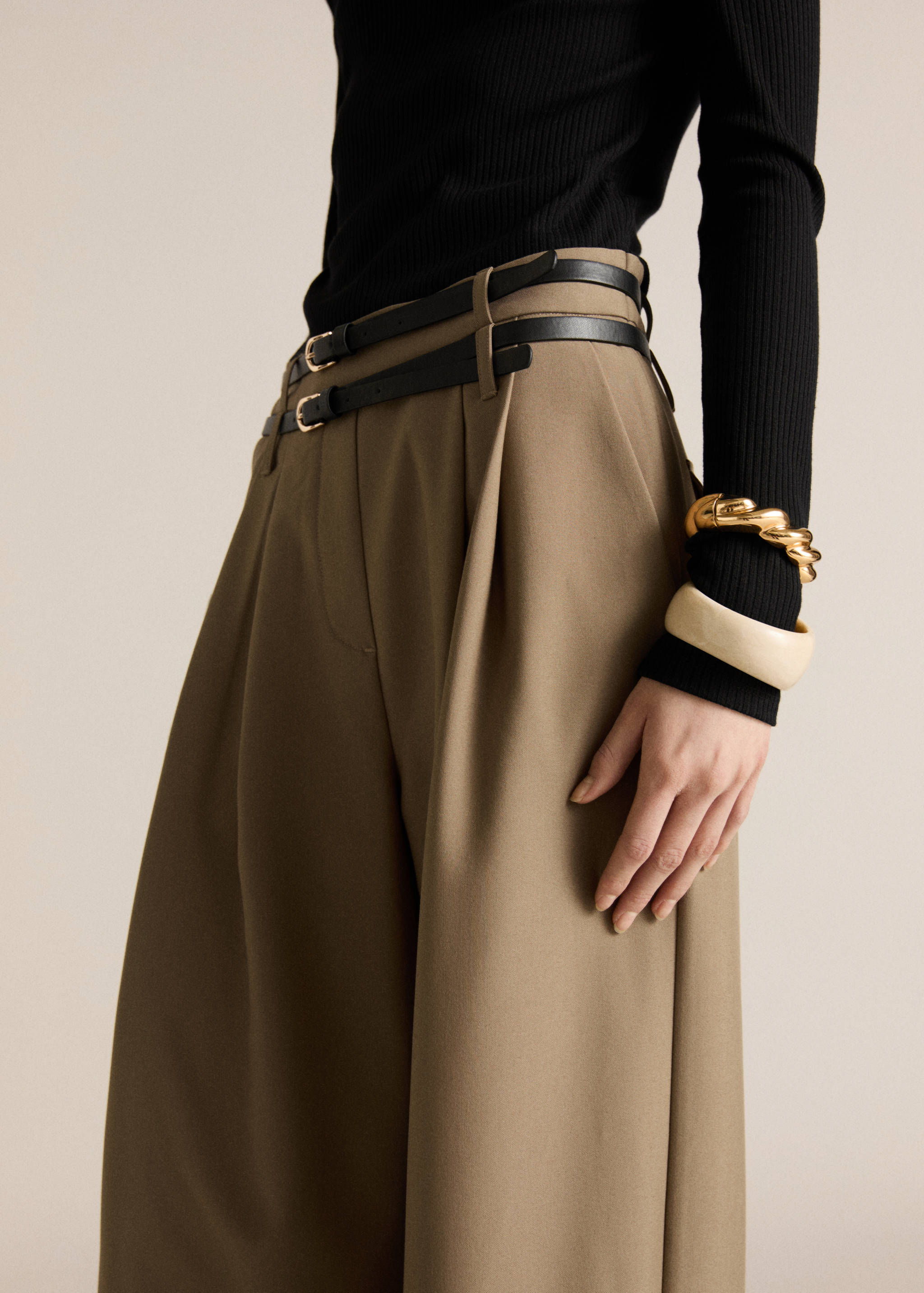 Combined-fabric jumpsuit with belt - Details of the article 6